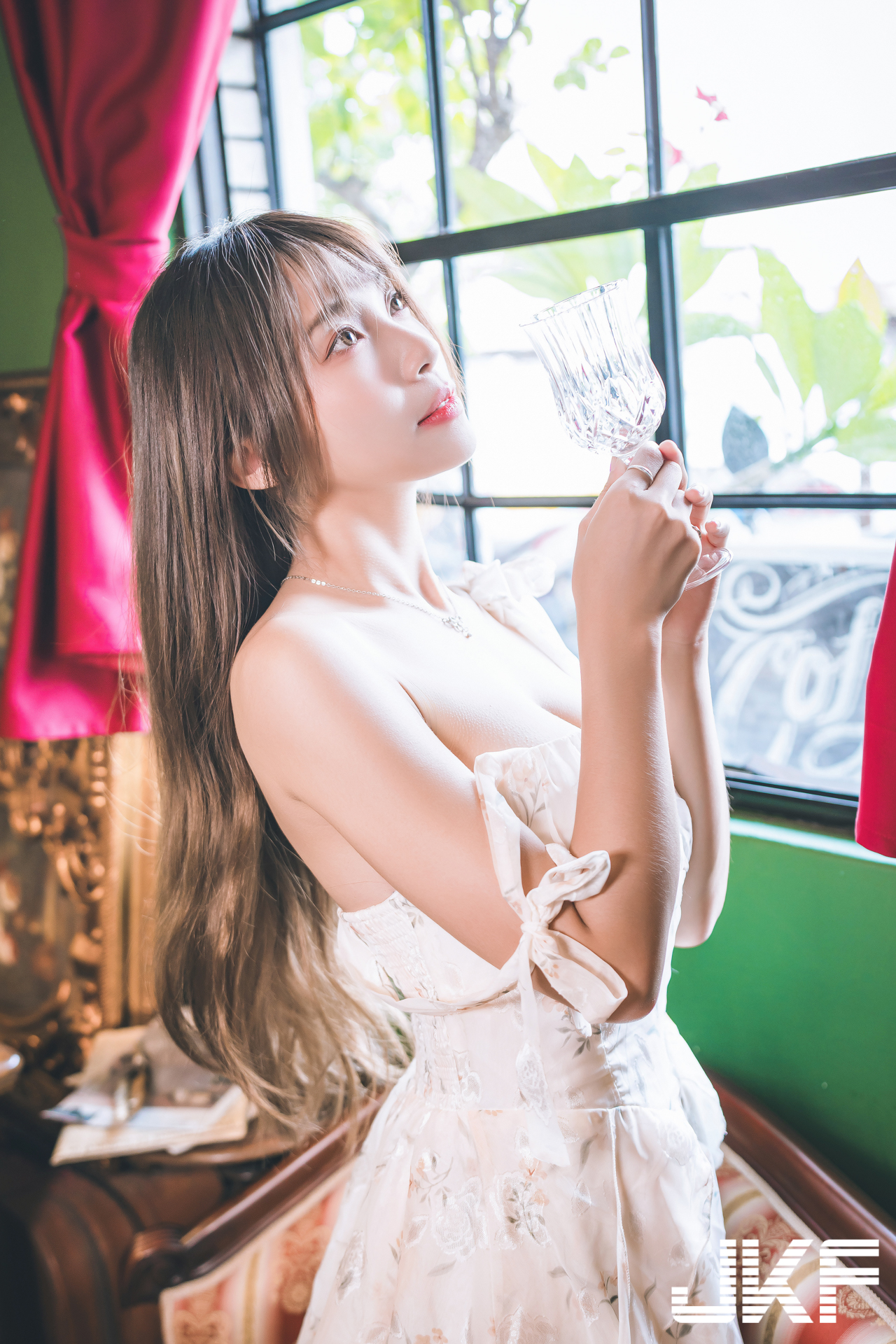 巨乳小畫家「安然」休閒時刻！碎花小洋裝「爆乳露美腿」好誘惑
