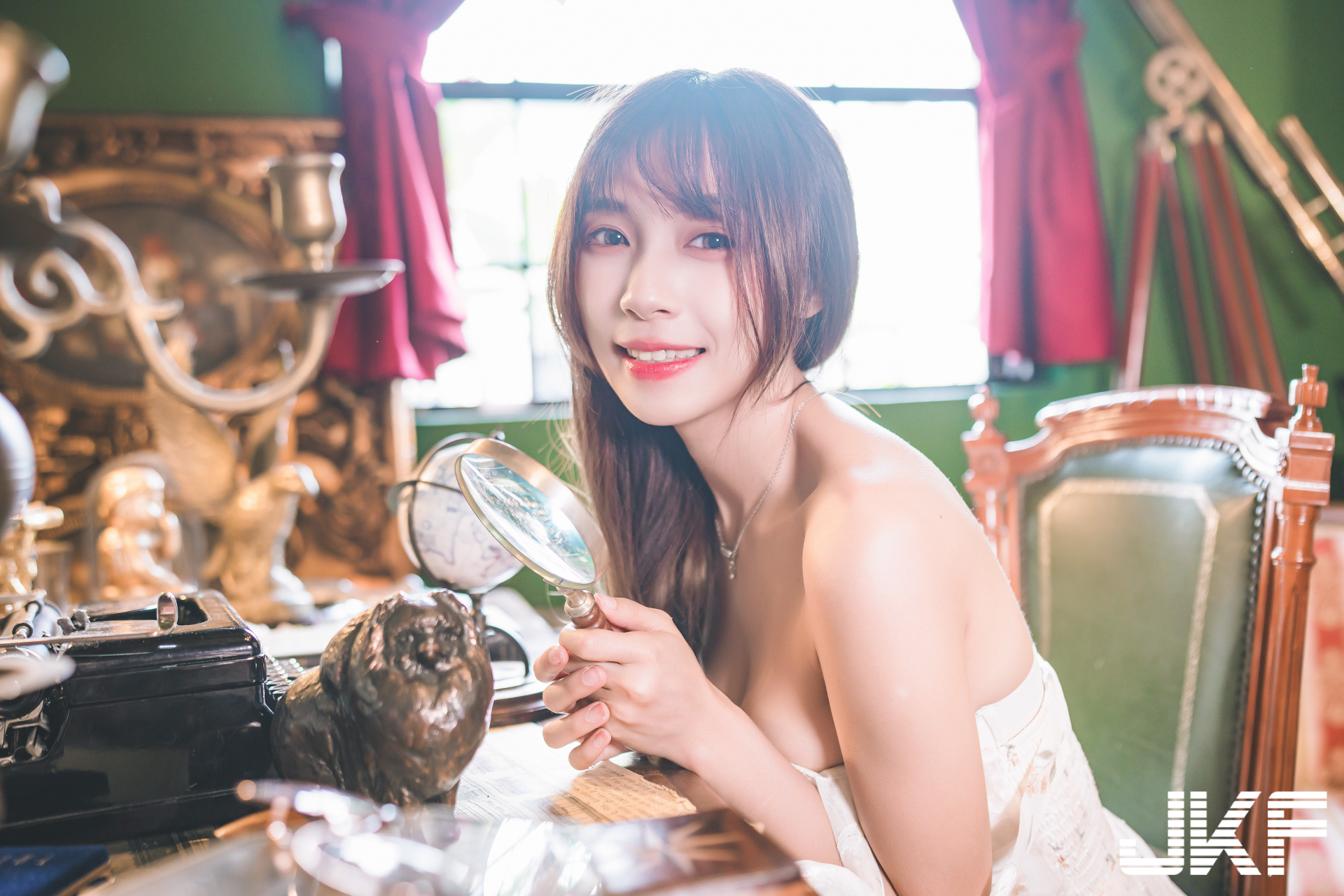 巨乳小畫家「安然」休閒時刻！碎花小洋裝「爆乳露美腿」好誘惑