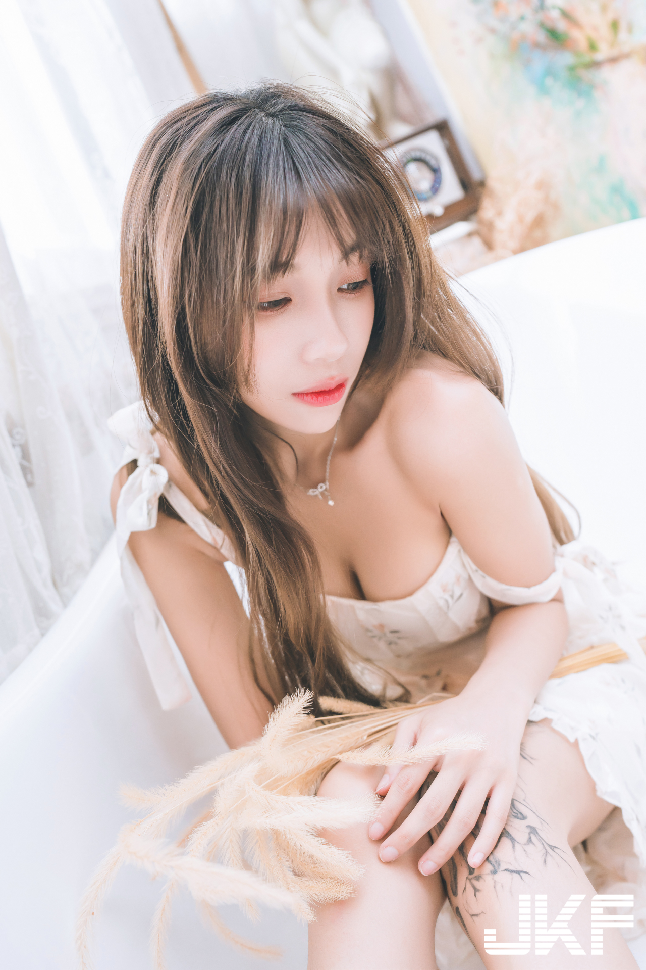 巨乳小畫家「安然」休閒時刻！碎花小洋裝「爆乳露美腿」好誘惑