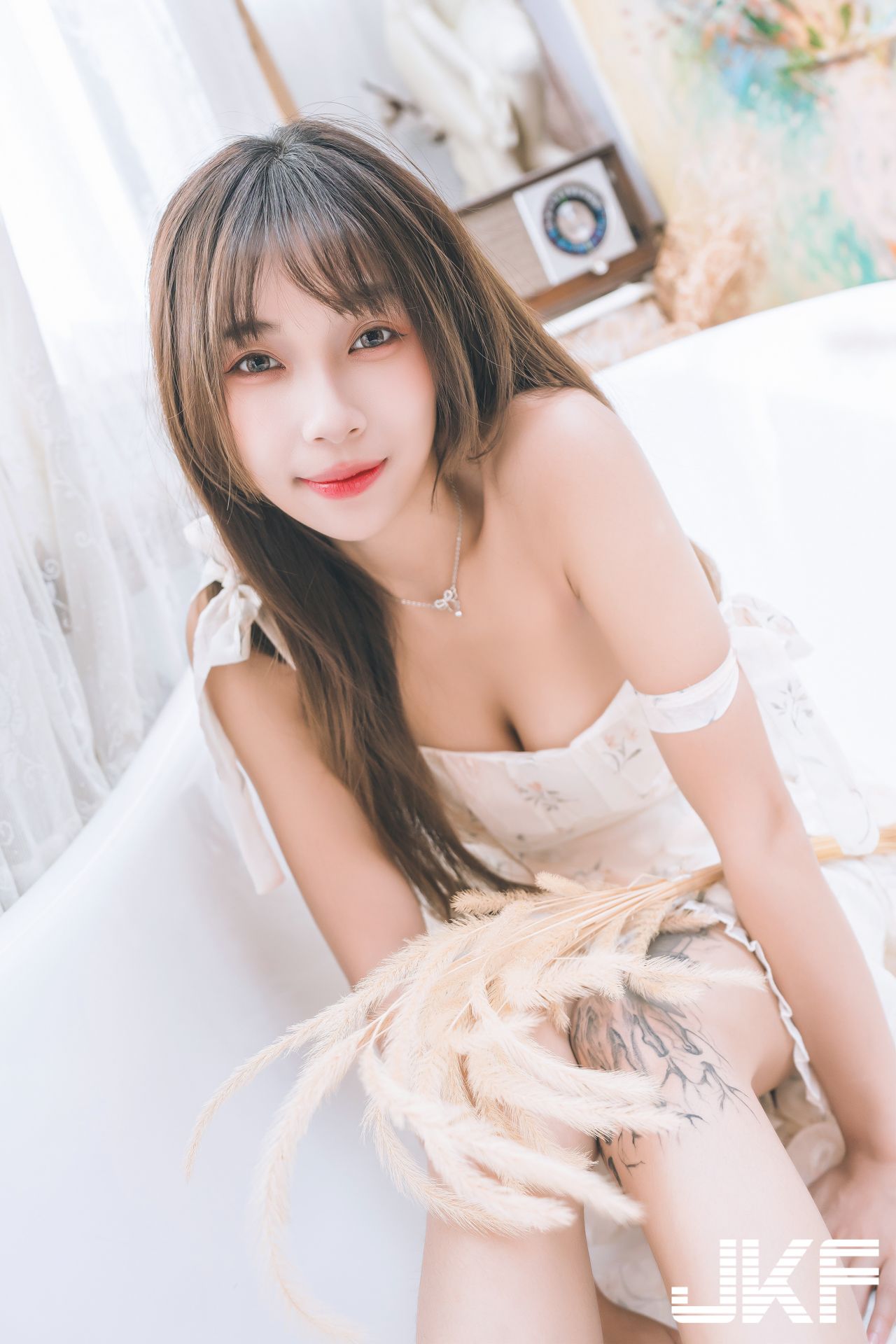 巨乳小畫家「安然」休閒時刻！碎花小洋裝「爆乳露美腿」好誘惑
