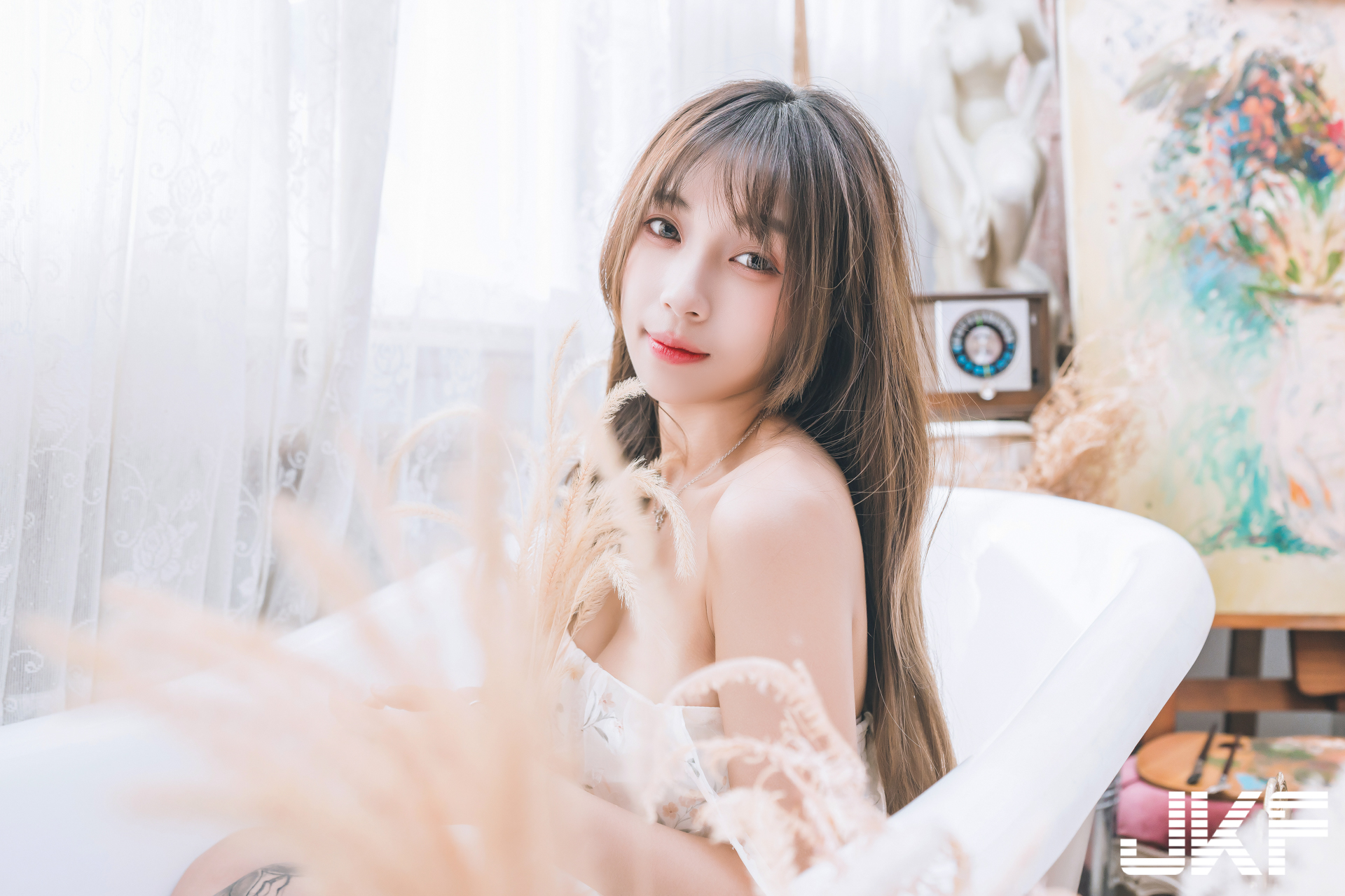 巨乳小畫家「安然」休閒時刻！碎花小洋裝「爆乳露美腿」好誘惑