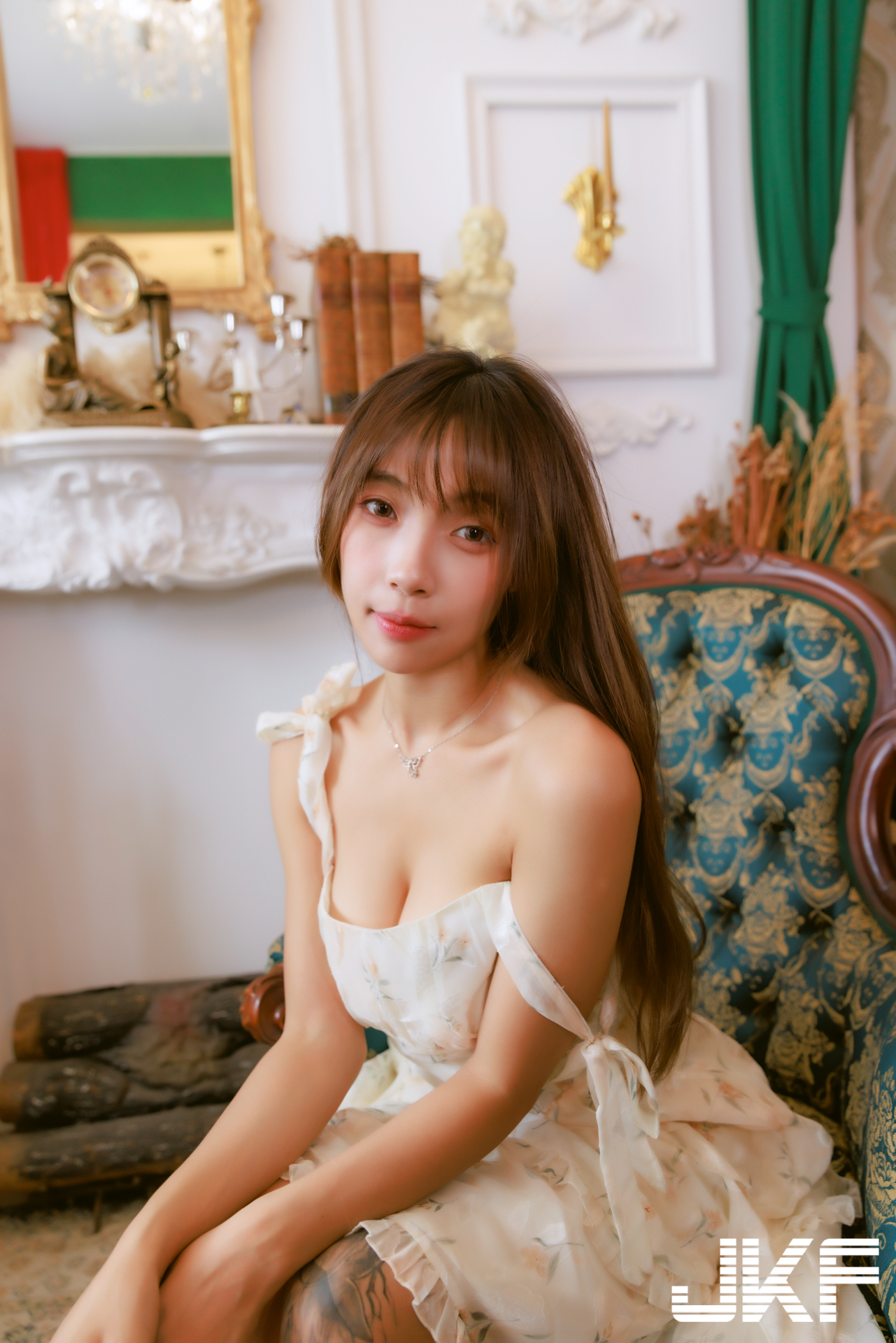 巨乳小畫家「安然」休閒時刻！碎花小洋裝「爆乳露美腿」好誘惑