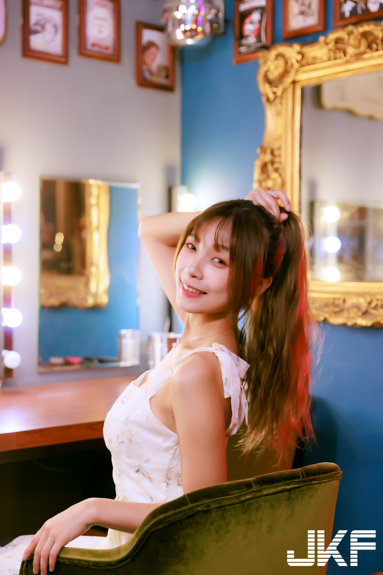 巨乳小畫家「安然」休閒時刻！碎花小洋裝「爆乳露美腿」好誘惑