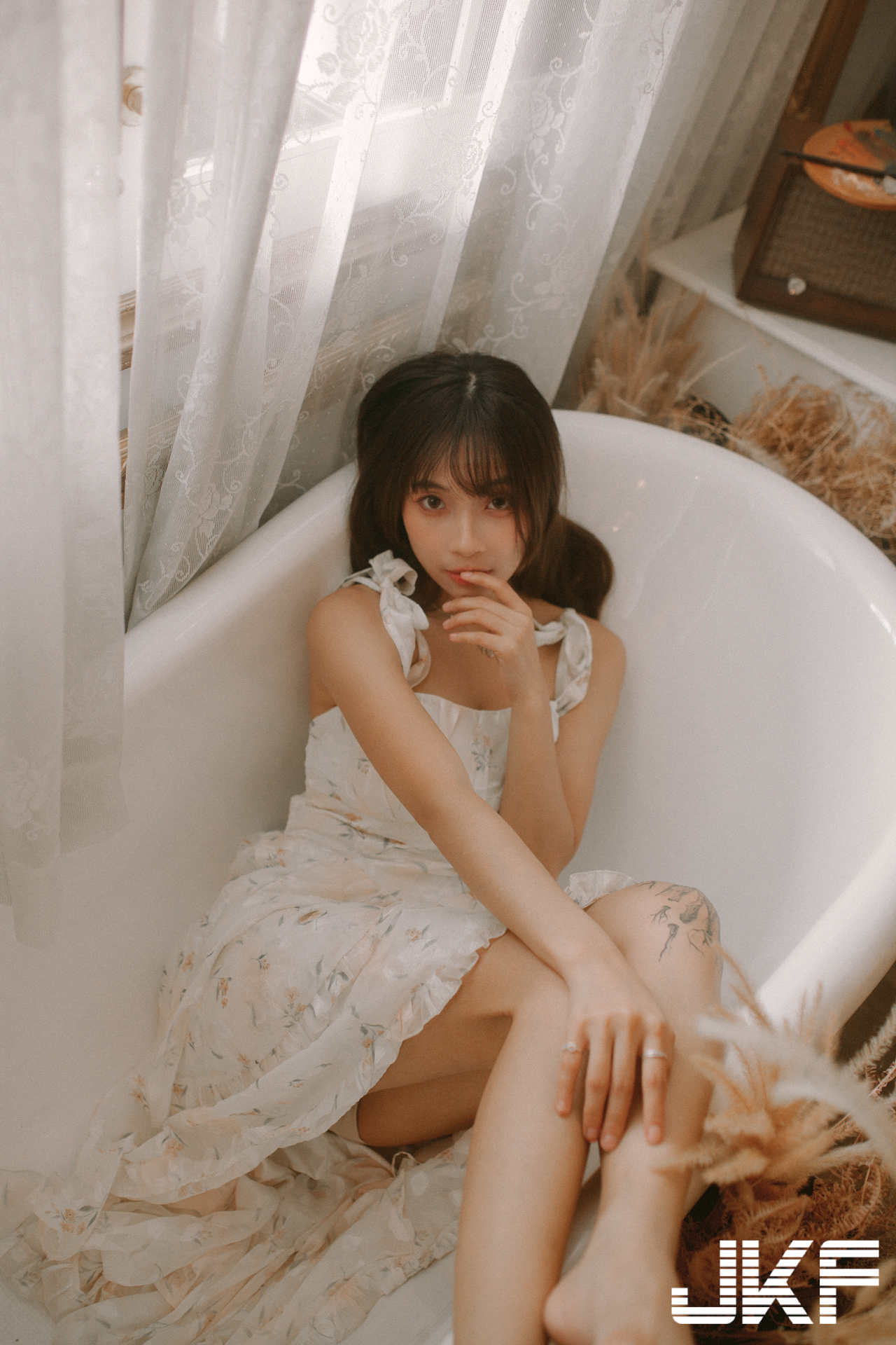 巨乳小畫家「安然」休閒時刻！碎花小洋裝「爆乳露美腿」好誘惑
