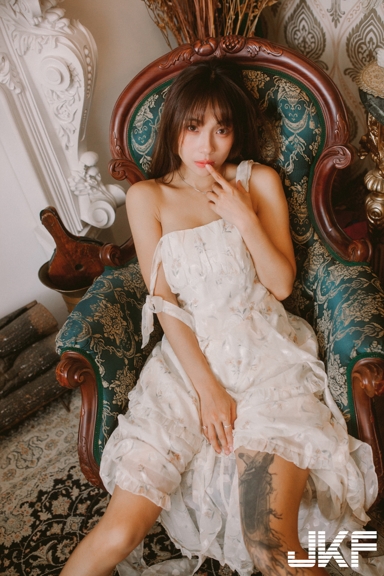 巨乳小畫家「安然」休閒時刻！碎花小洋裝「爆乳露美腿」好誘惑
