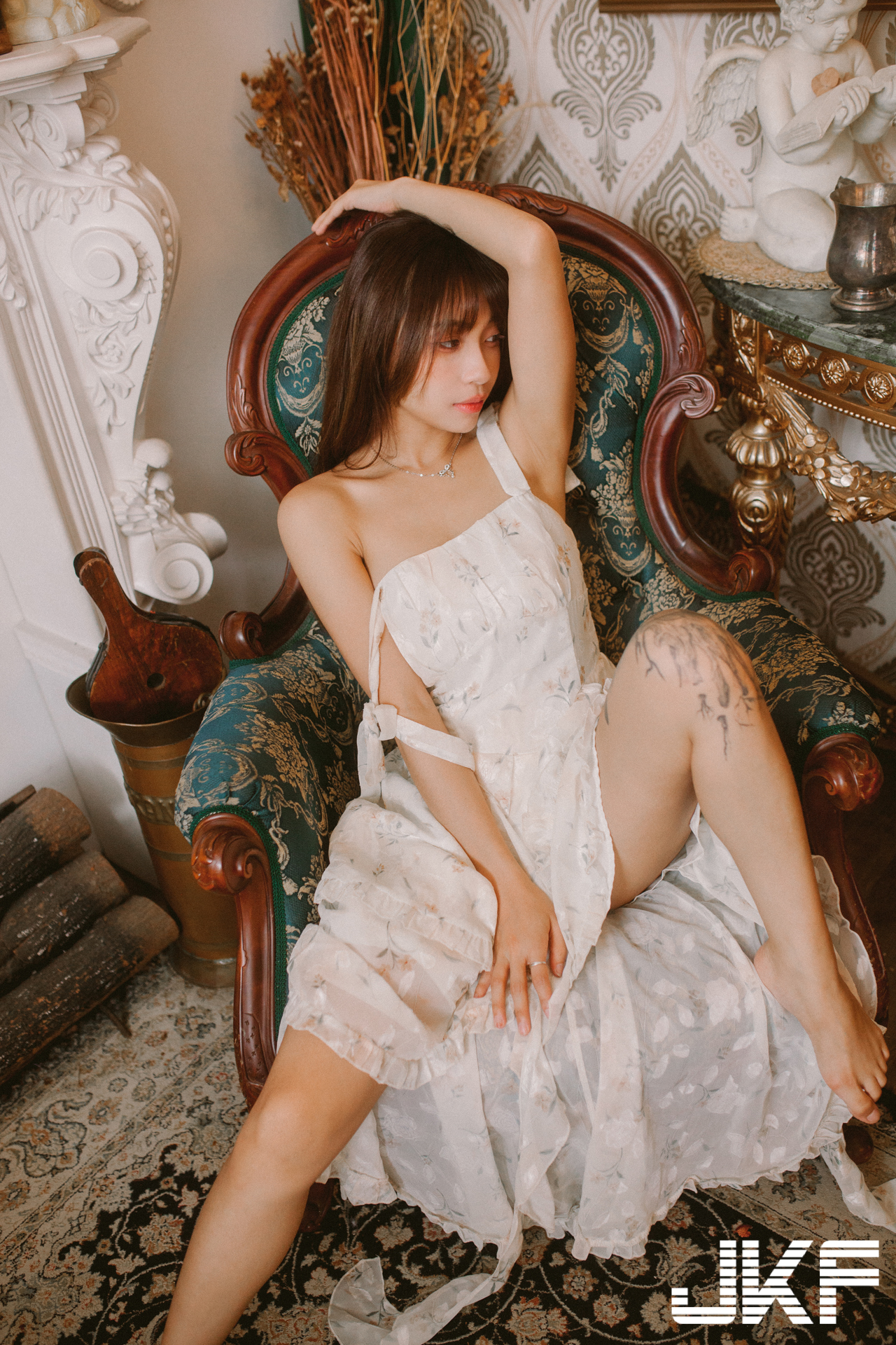 巨乳小畫家「安然」休閒時刻！碎花小洋裝「爆乳露美腿」好誘惑