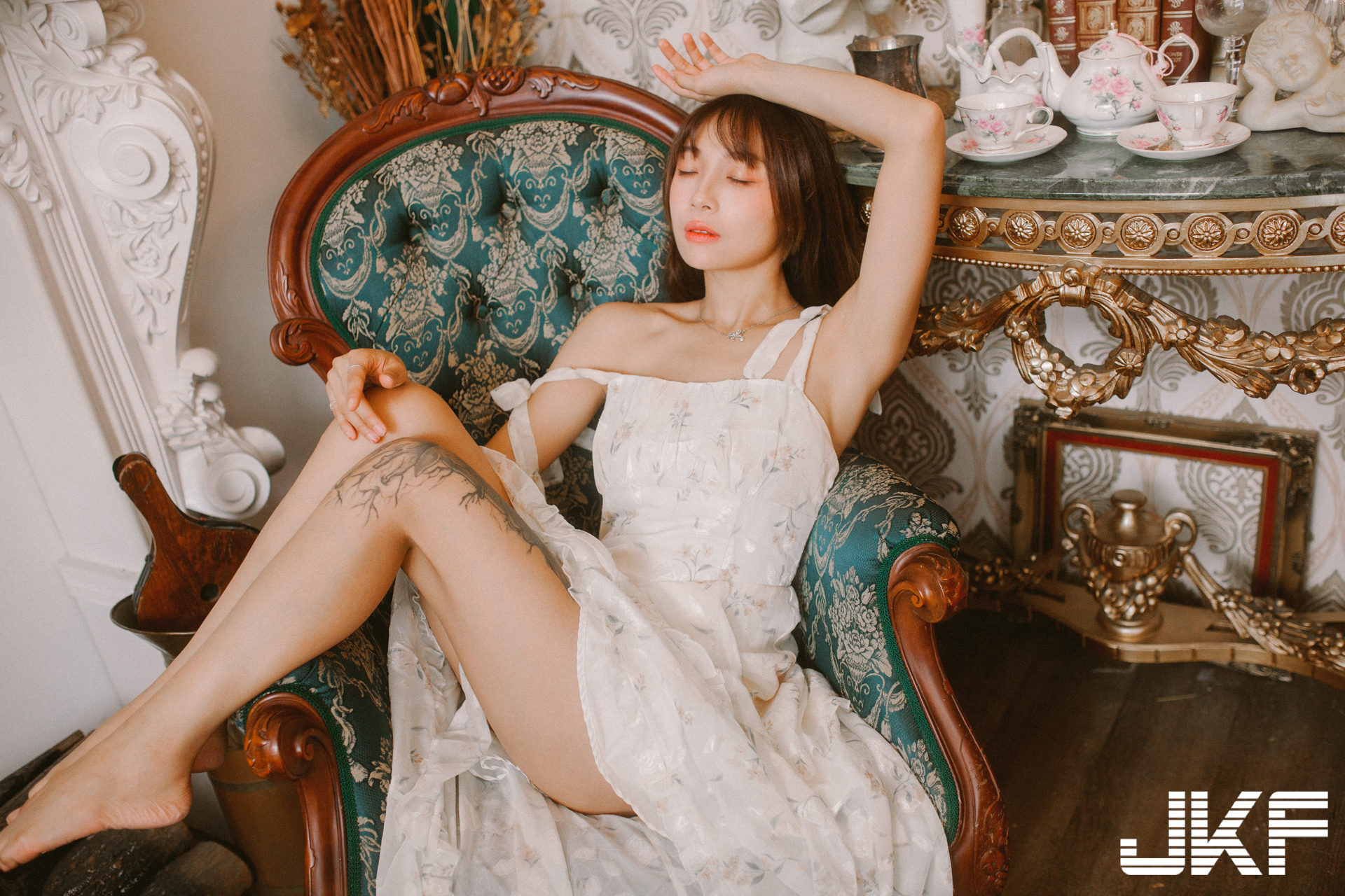 巨乳小畫家「安然」休閒時刻！碎花小洋裝「爆乳露美腿」好誘惑