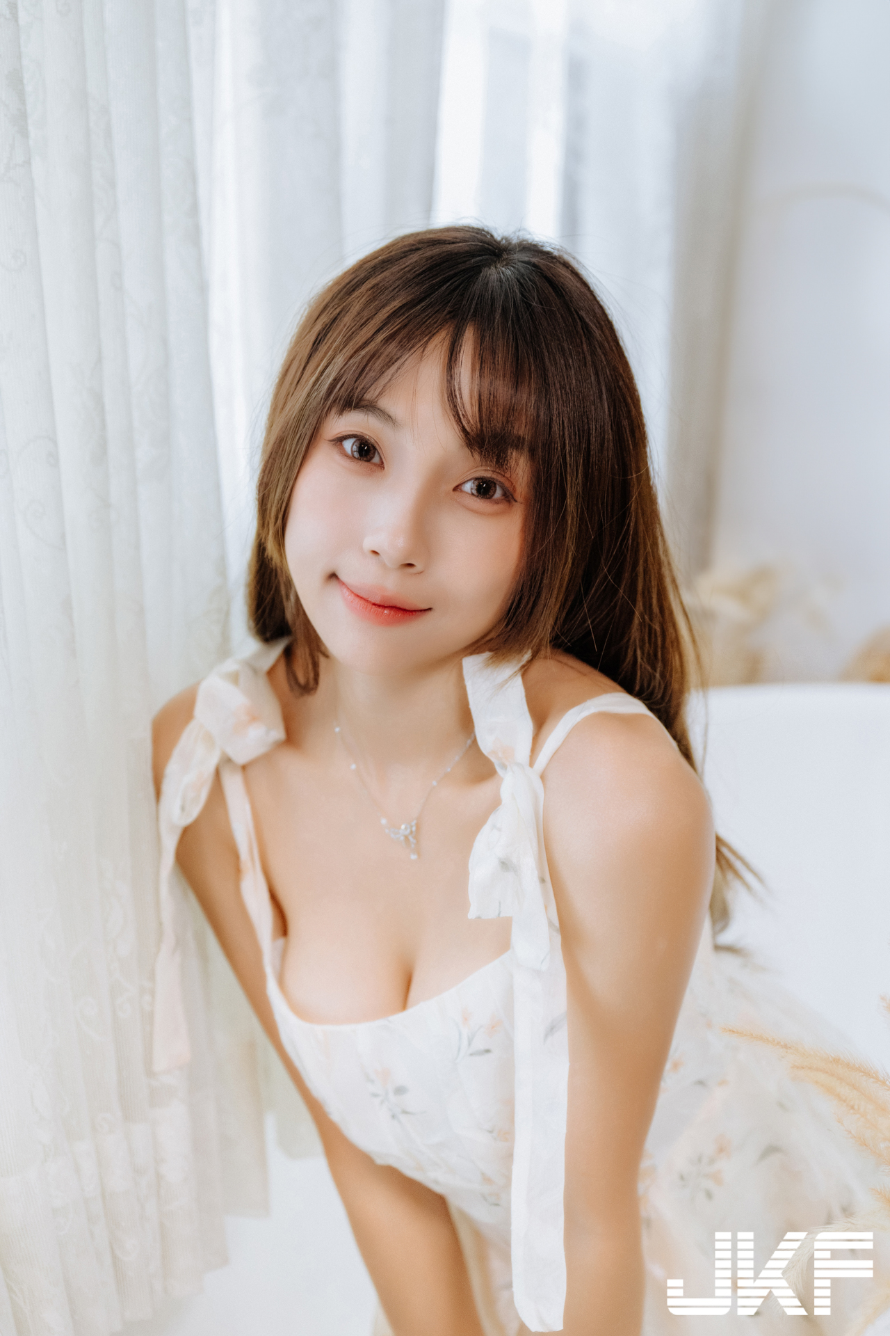 巨乳小畫家「安然」休閒時刻！碎花小洋裝「爆乳露美腿」好誘惑