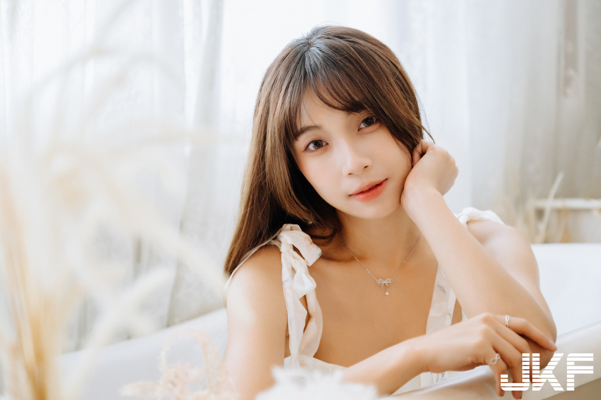 巨乳小畫家「安然」休閒時刻！碎花小洋裝「爆乳露美腿」好誘惑