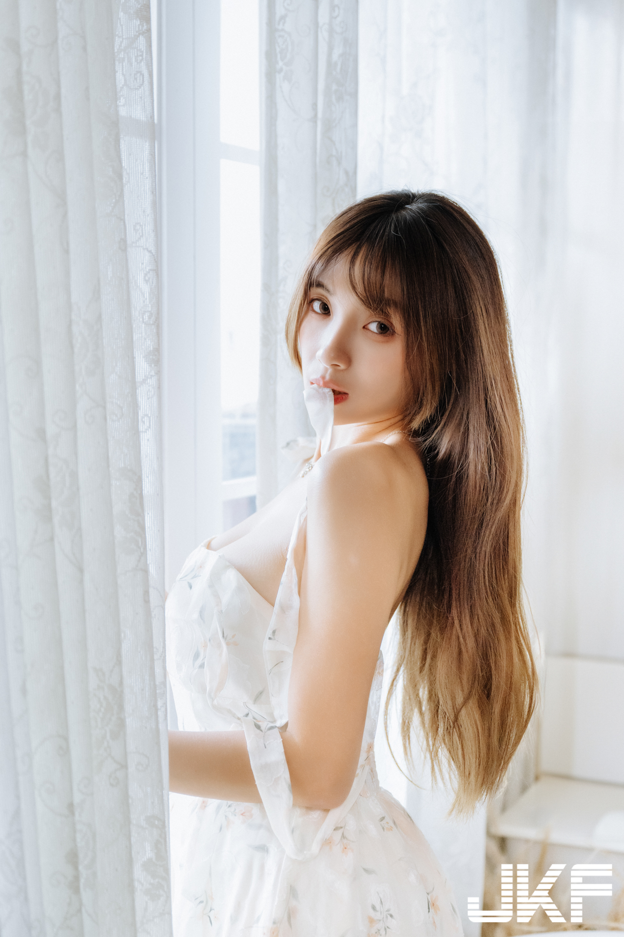 巨乳小畫家「安然」休閒時刻！碎花小洋裝「爆乳露美腿」好誘惑