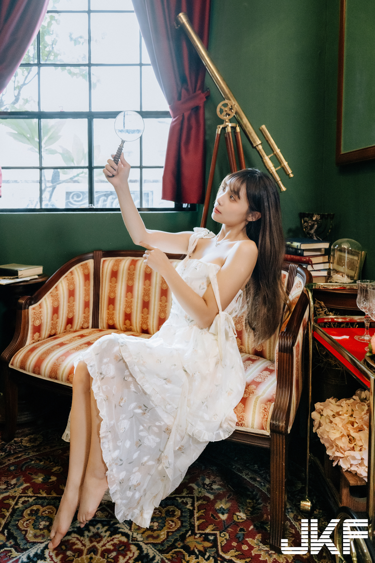 巨乳小畫家「安然」休閒時刻！碎花小洋裝「爆乳露美腿」好誘惑