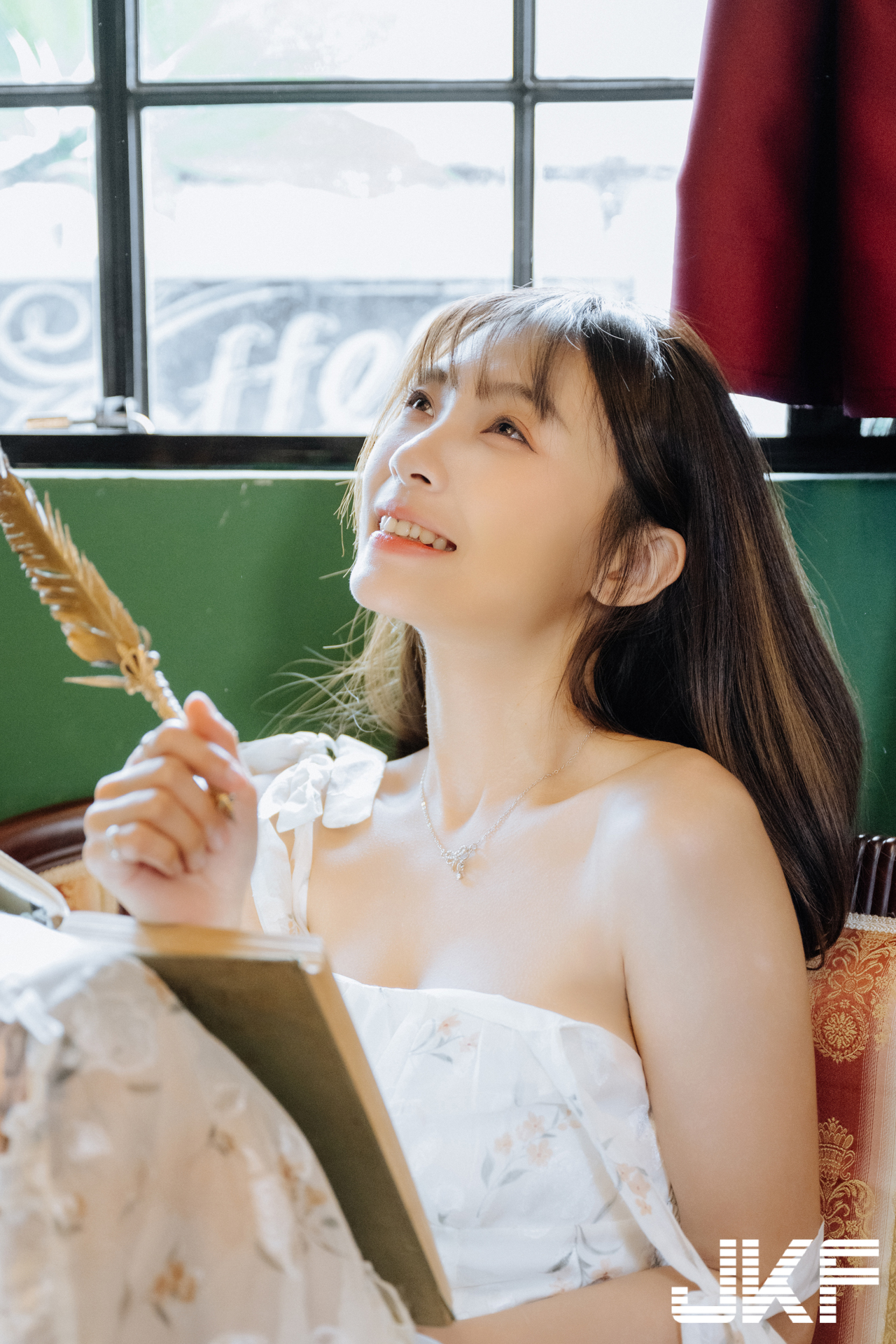 巨乳小畫家「安然」休閒時刻！碎花小洋裝「爆乳露美腿」好誘惑