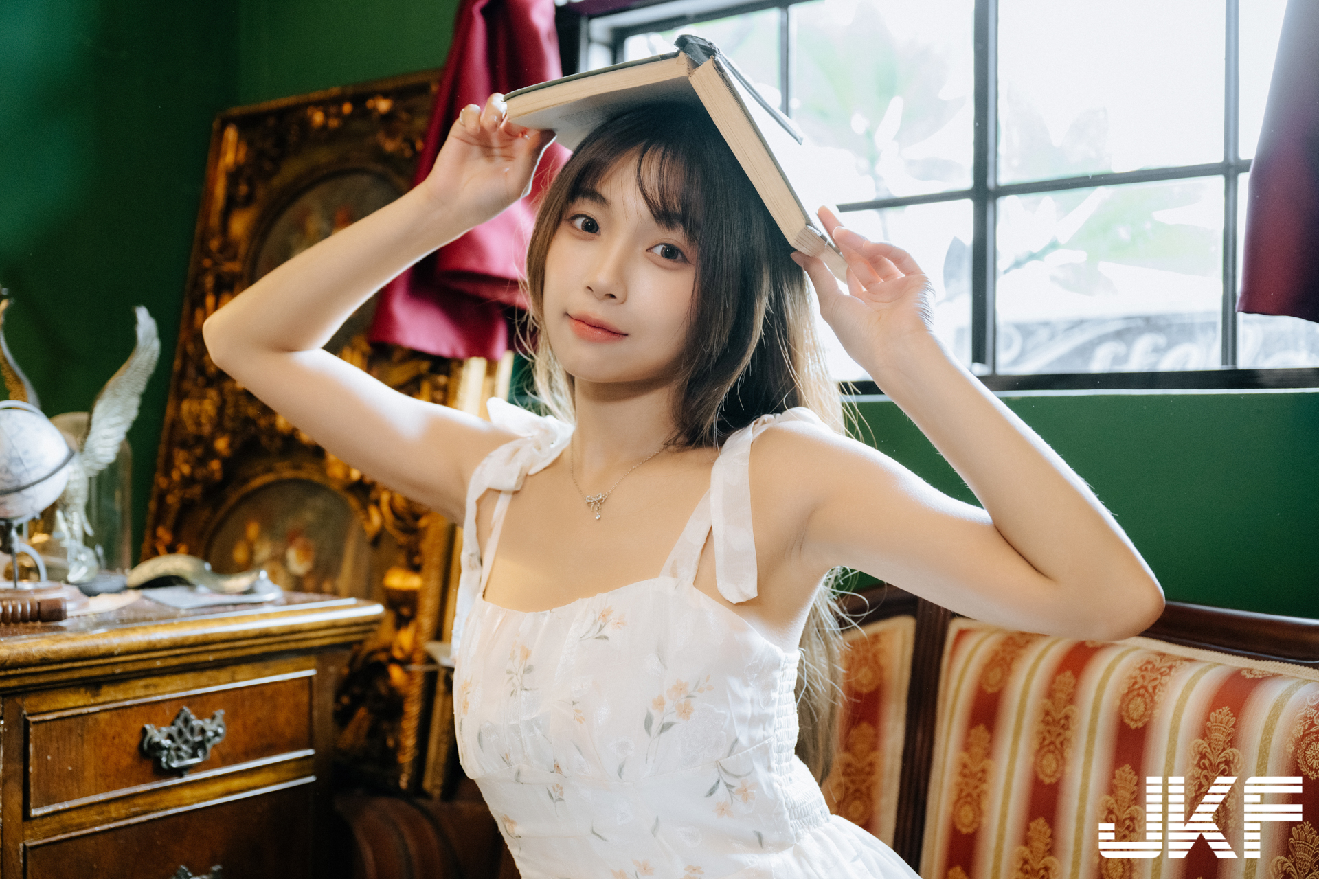 巨乳小畫家「安然」休閒時刻！碎花小洋裝「爆乳露美腿」好誘惑
