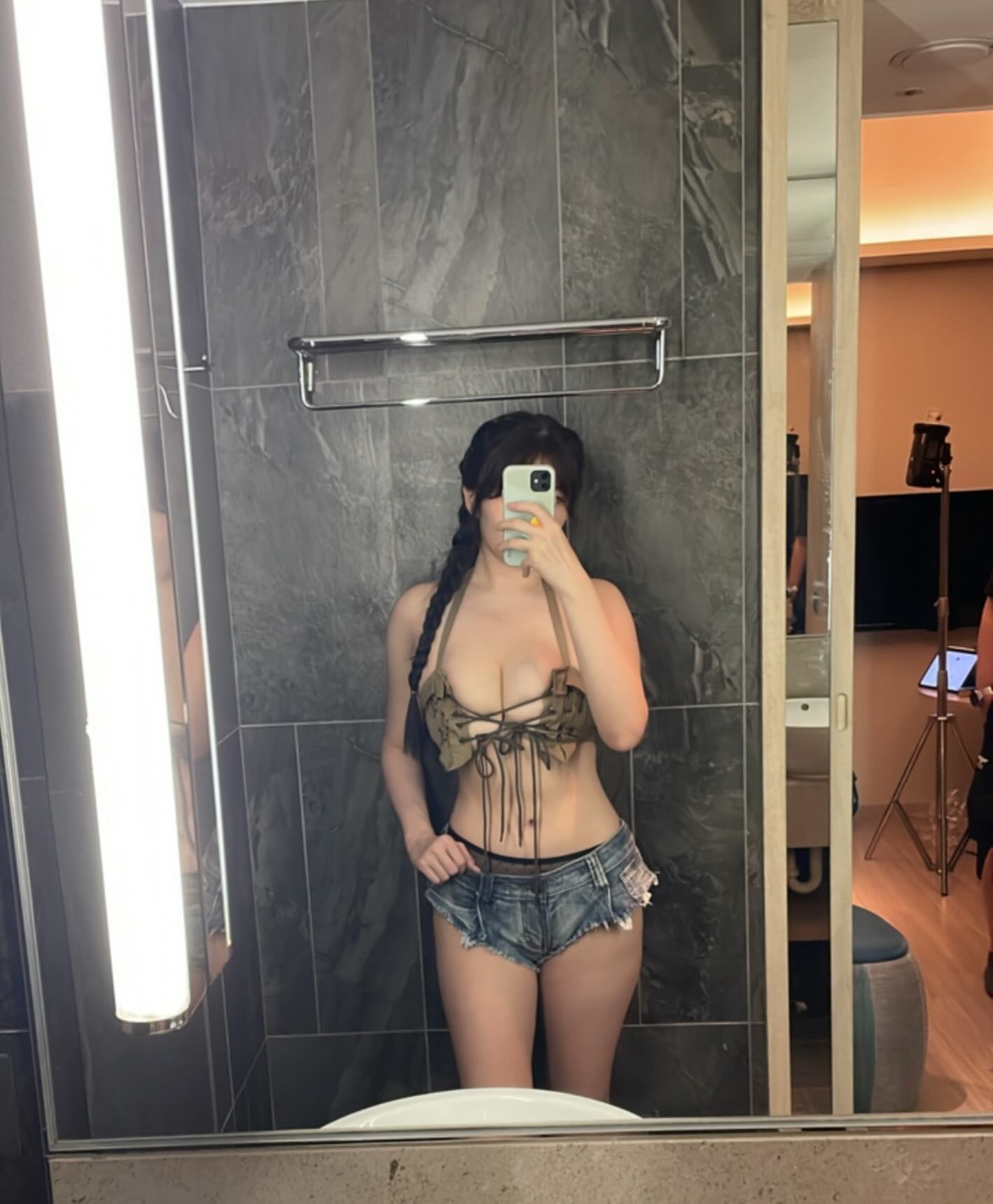 「巨乳聲樂老師」不只有美聲還有美體！大膽脫衣泡湯秀「大面積白皙胴體」