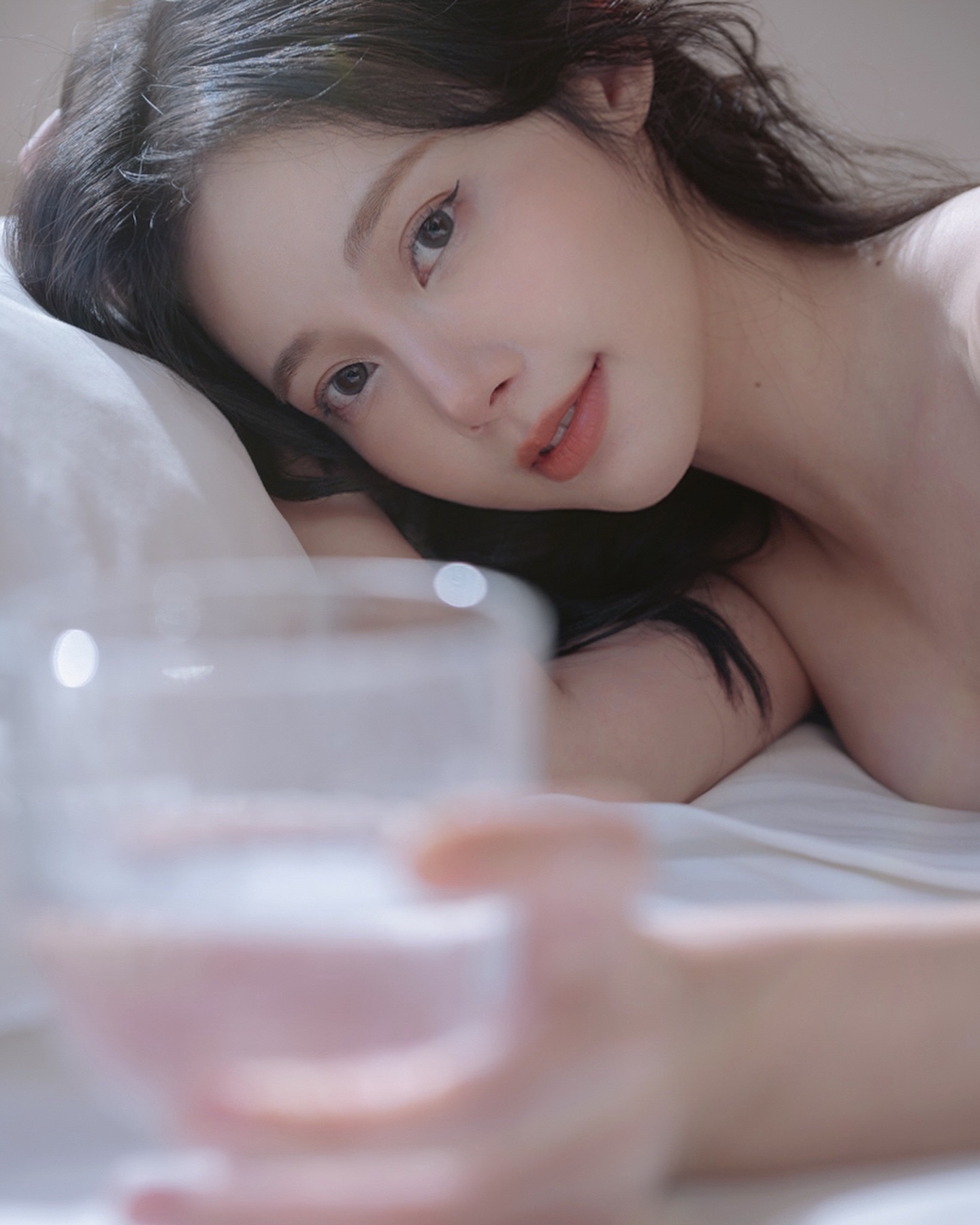 早上起床就有夠香！「雪乳正妹」裸身只用被子遮點，超強畫面讓人也跟著起床