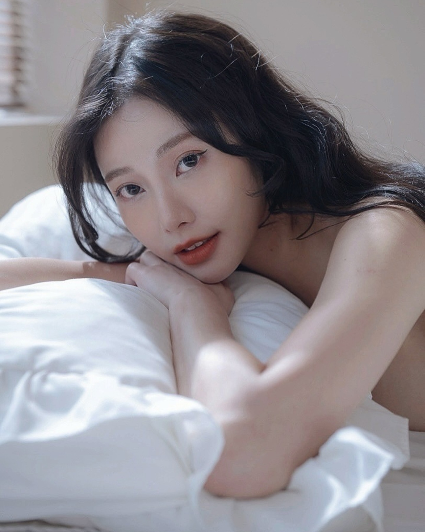 早上起床就有夠香！「雪乳正妹」裸身只用被子遮點，超強畫面讓人也跟著起床