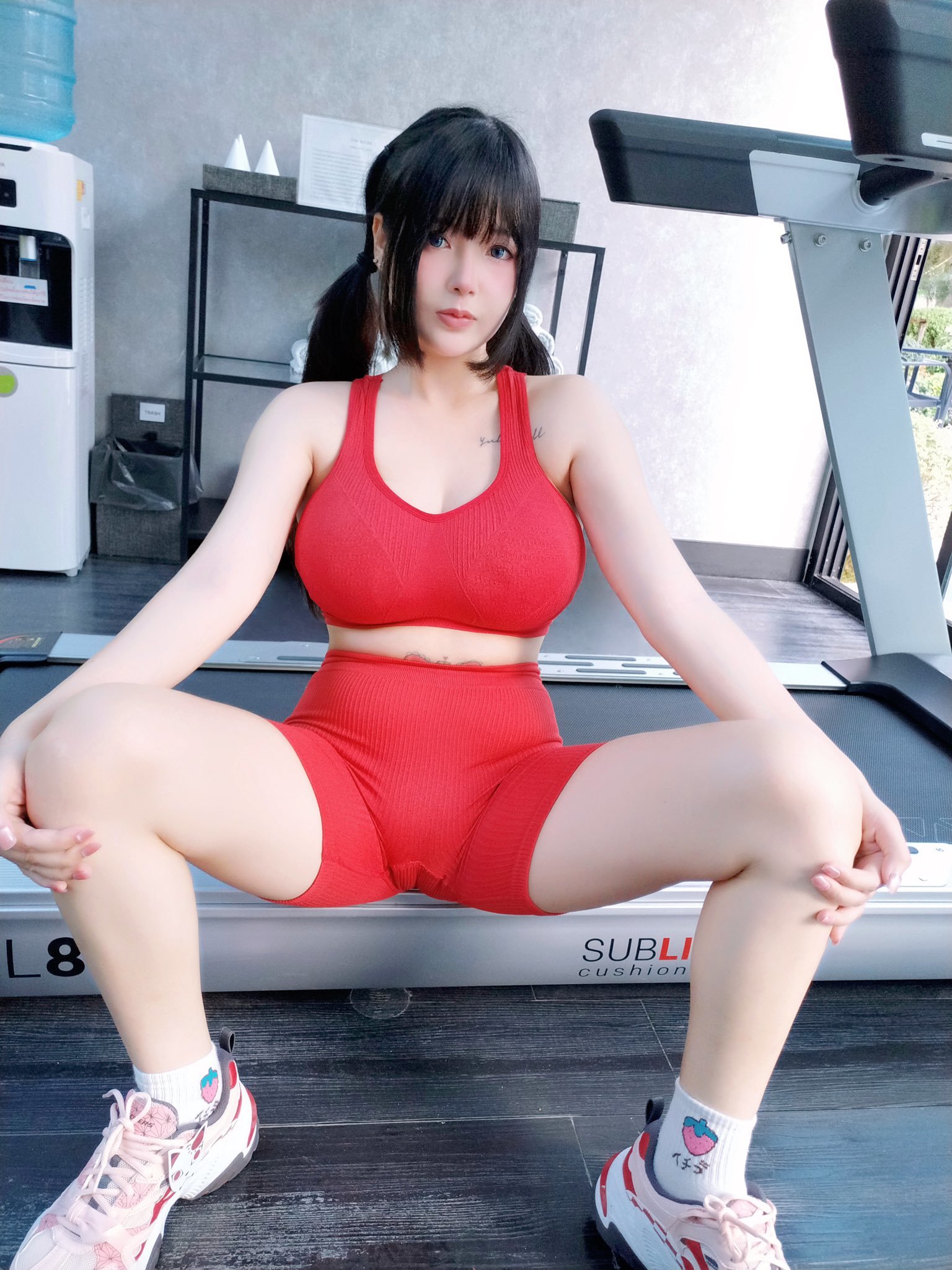 我願稱她為「駱駝蹄的神」！巨乳正妹狂曬「超貼下半身」畫面嗨翻網友