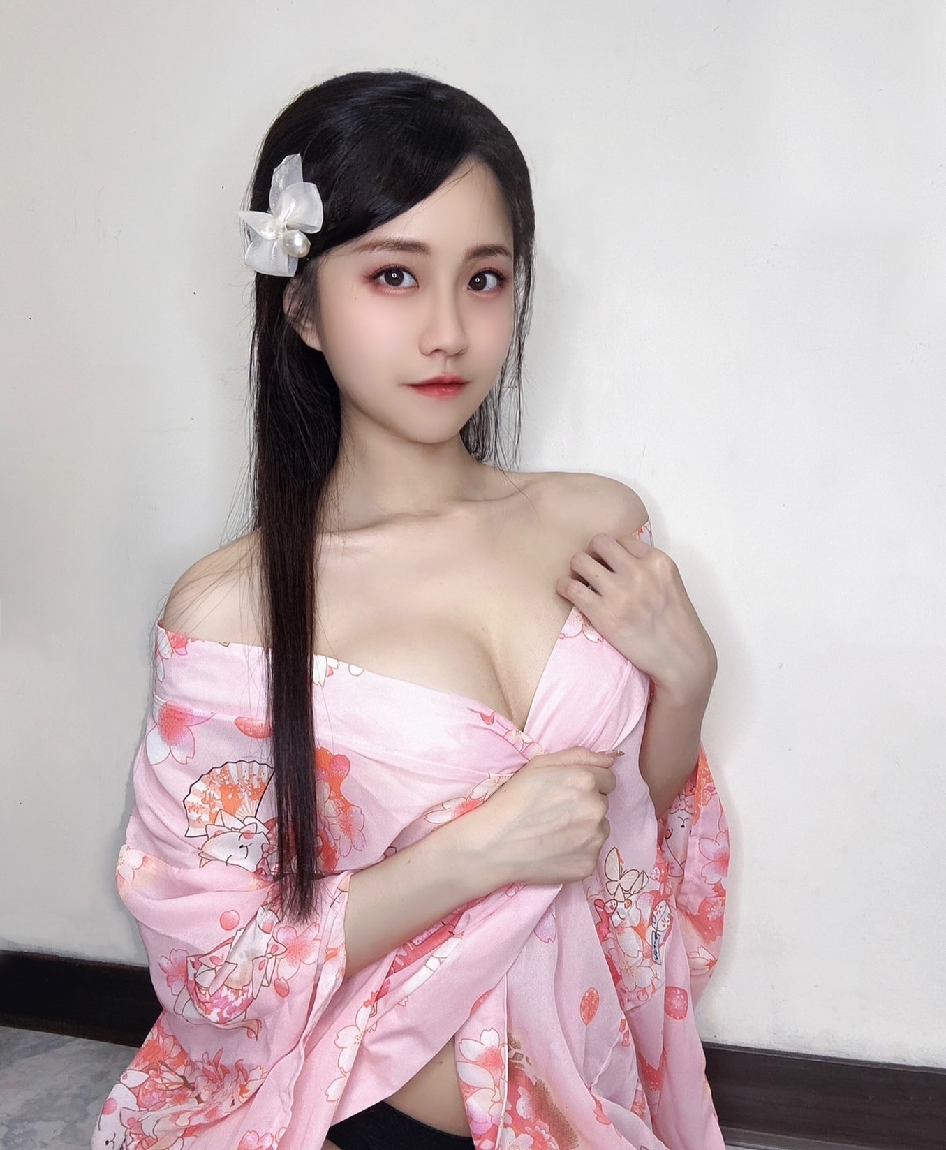 櫻花正妹「佳佳兒」浴衣落肩，「性感爆乳」下面快露餡！