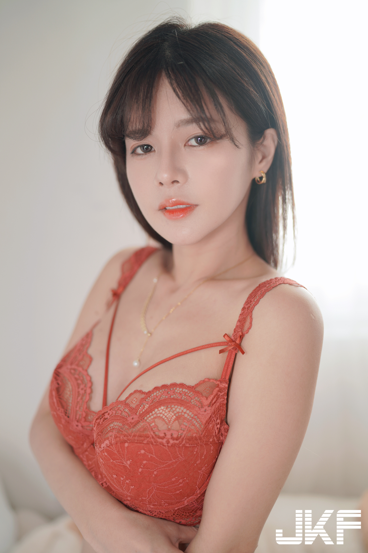氣質女友「小花姐接」在家好狂野，爆乳內衣秀豐滿上圍挑逗！