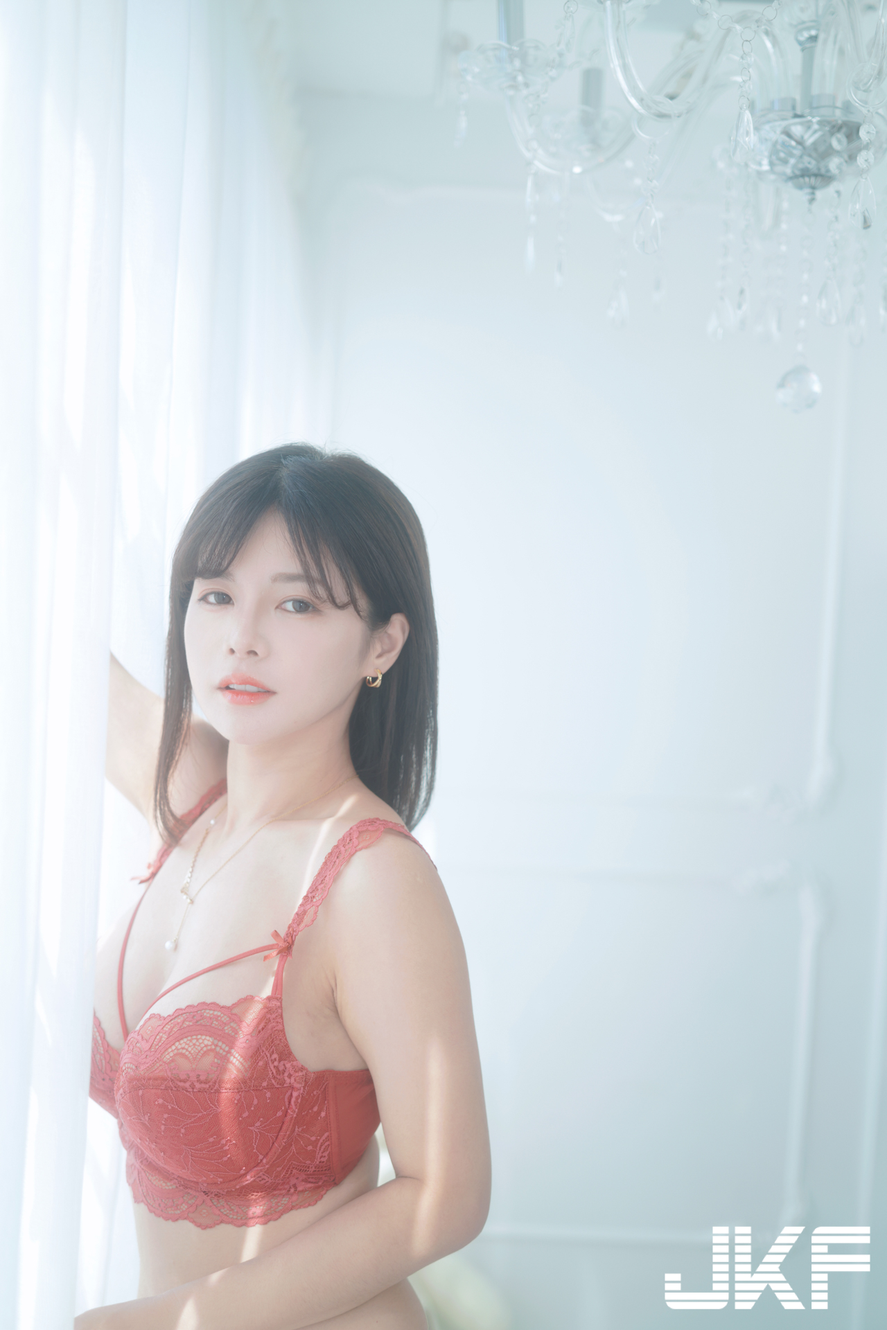 氣質女友「小花姐接」在家好狂野，爆乳內衣秀豐滿上圍挑逗！