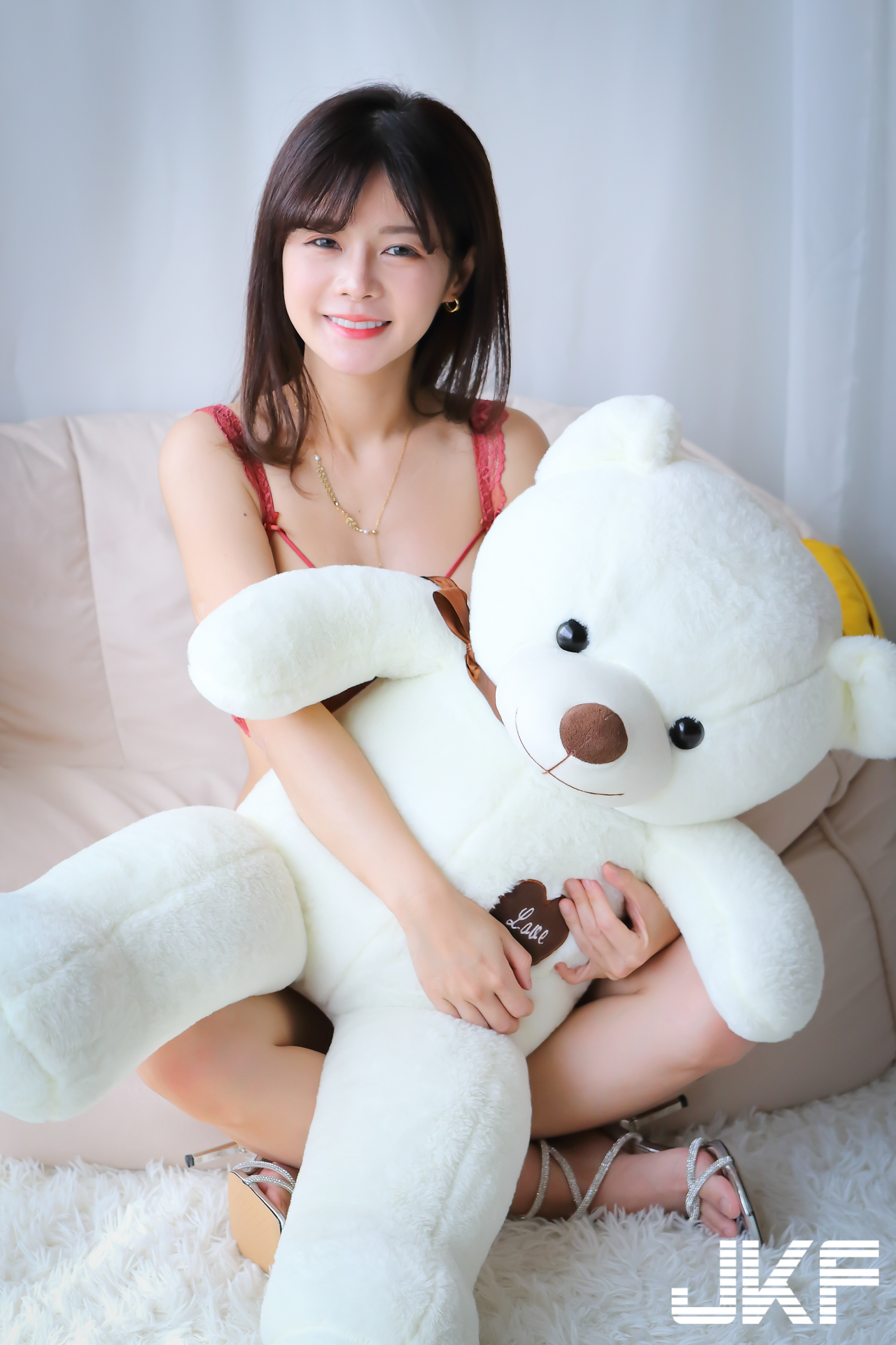 氣質女友「小花姐接」在家好狂野，爆乳內衣秀豐滿上圍挑逗！