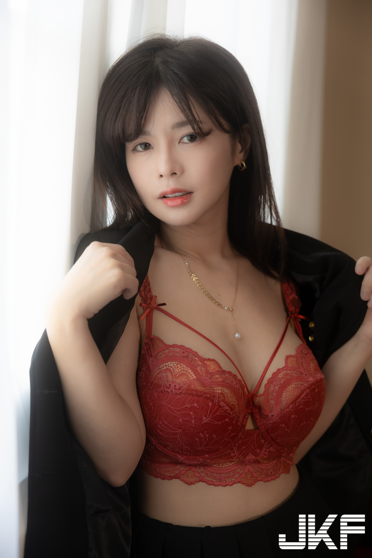 氣質女友「小花姐接」在家好狂野，爆乳內衣秀豐滿上圍挑逗！