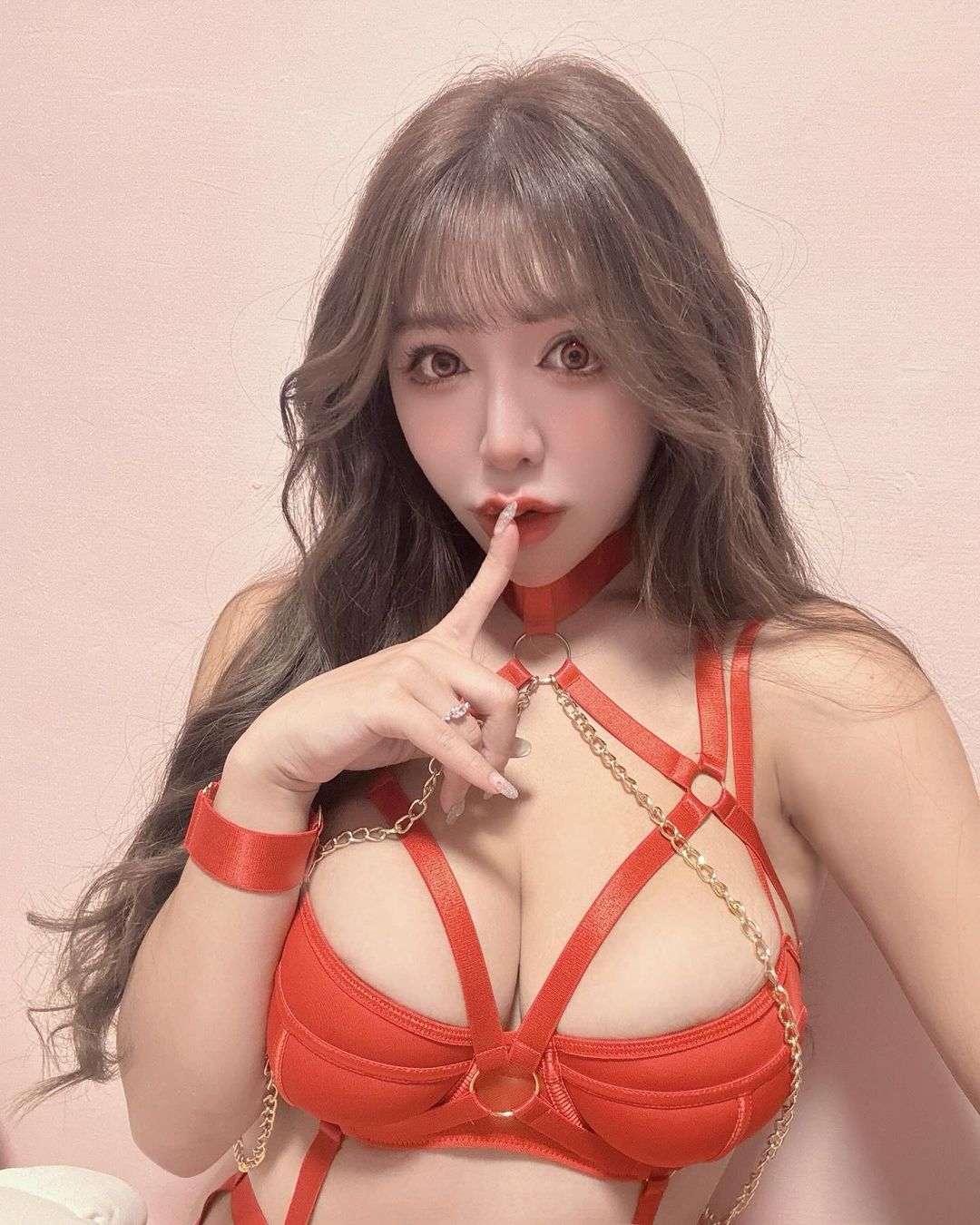 必吃麻辣鍋！JKF女郎「奈奈」火熱爭奪，「猛乳挑逗」讓人超充血