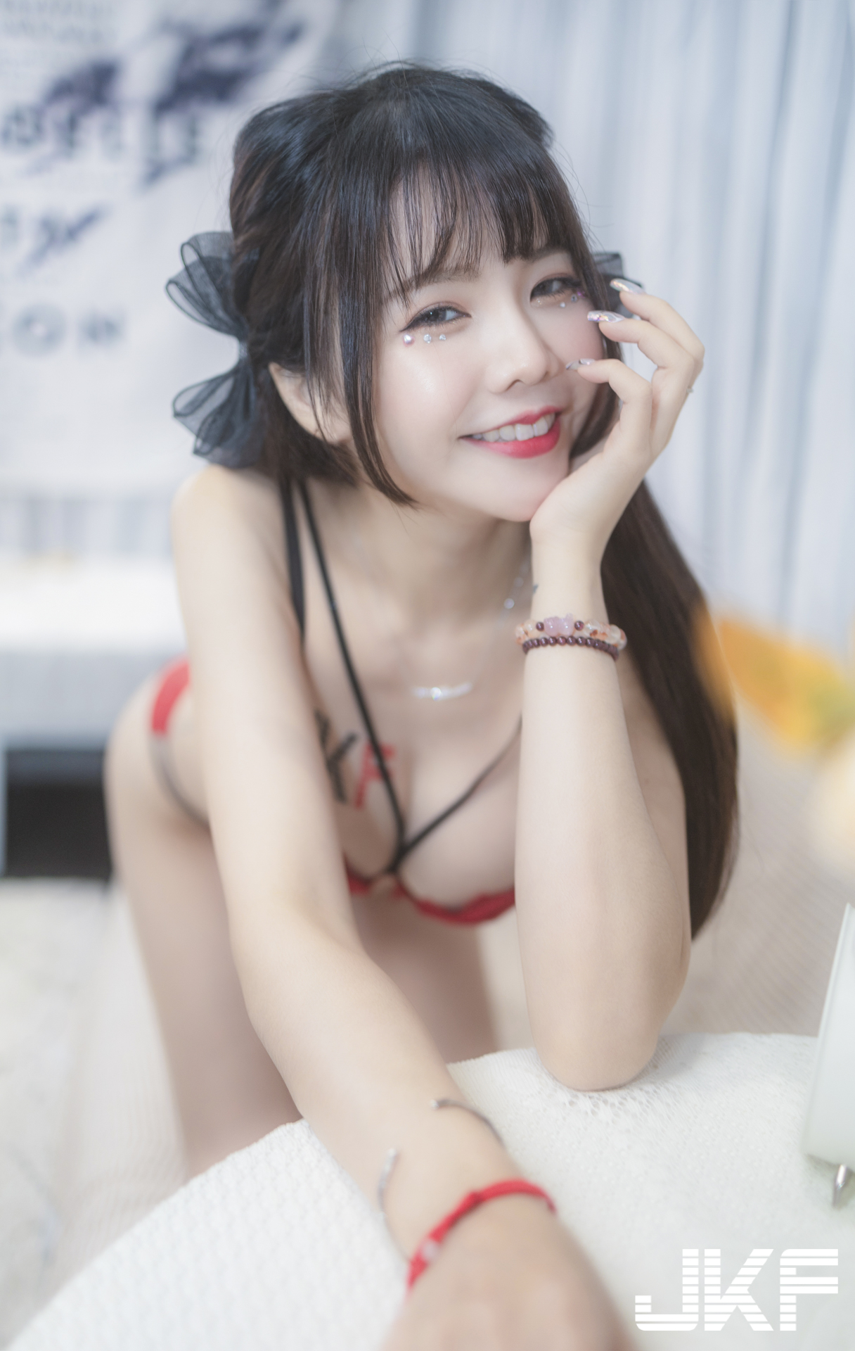 大尺度攝影派對！「火辣女郎」大方展現豐滿豪乳和翹臀，拍到就賺到