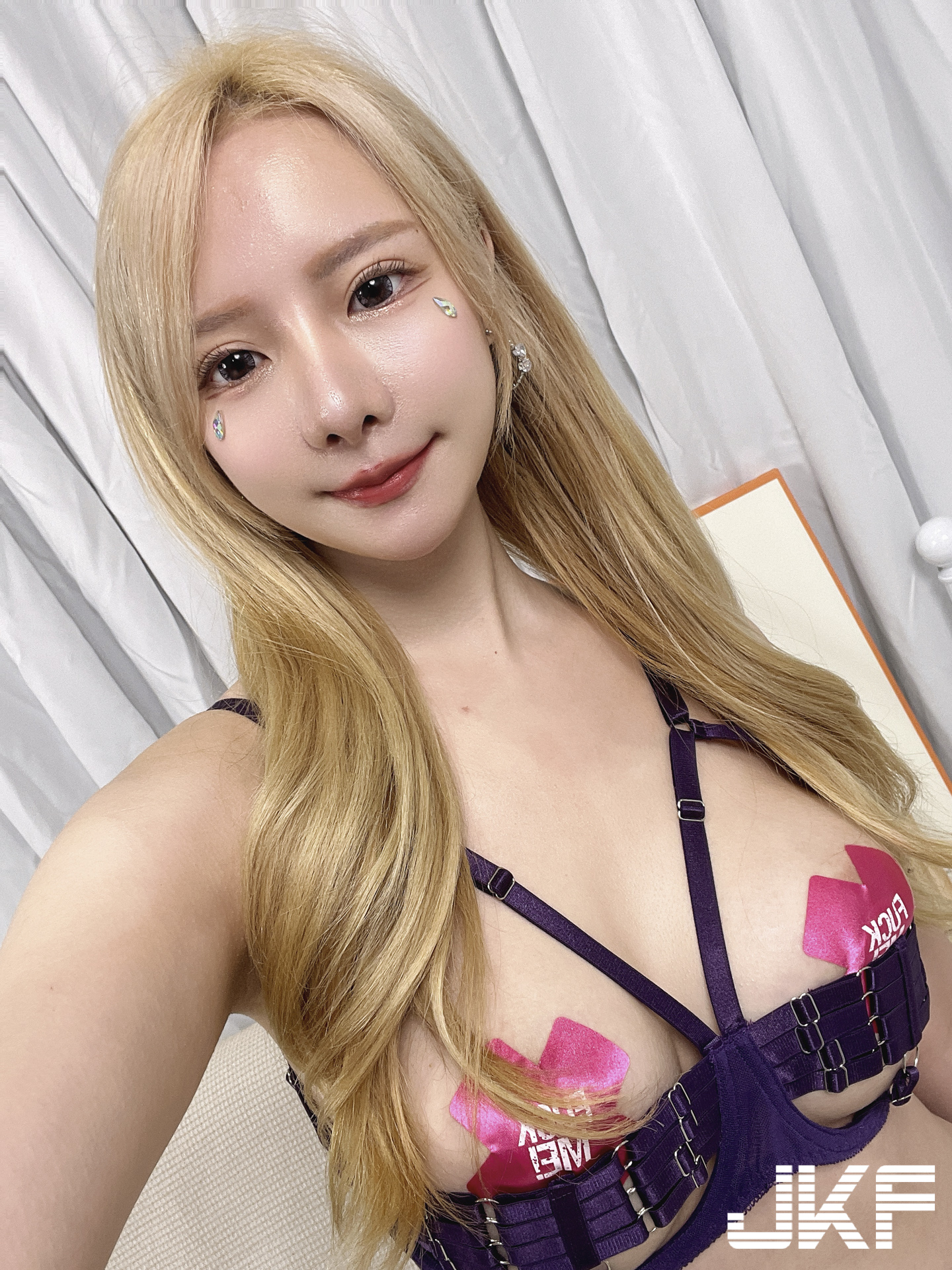 大尺度攝影派對！「火辣女郎」大方展現豐滿豪乳和翹臀，拍到就賺到