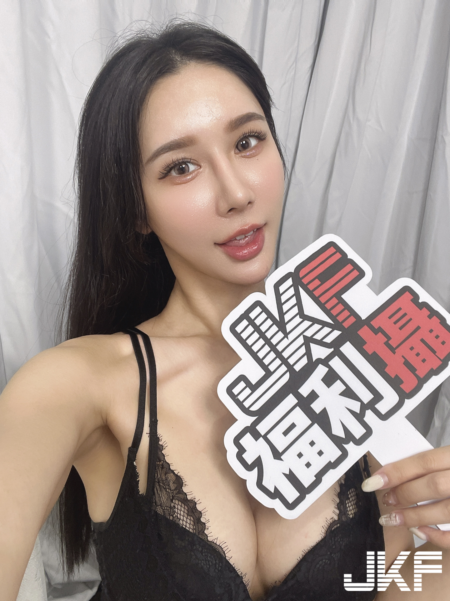大尺度攝影派對！「火辣女郎」大方展現豐滿豪乳和翹臀，拍到就賺到