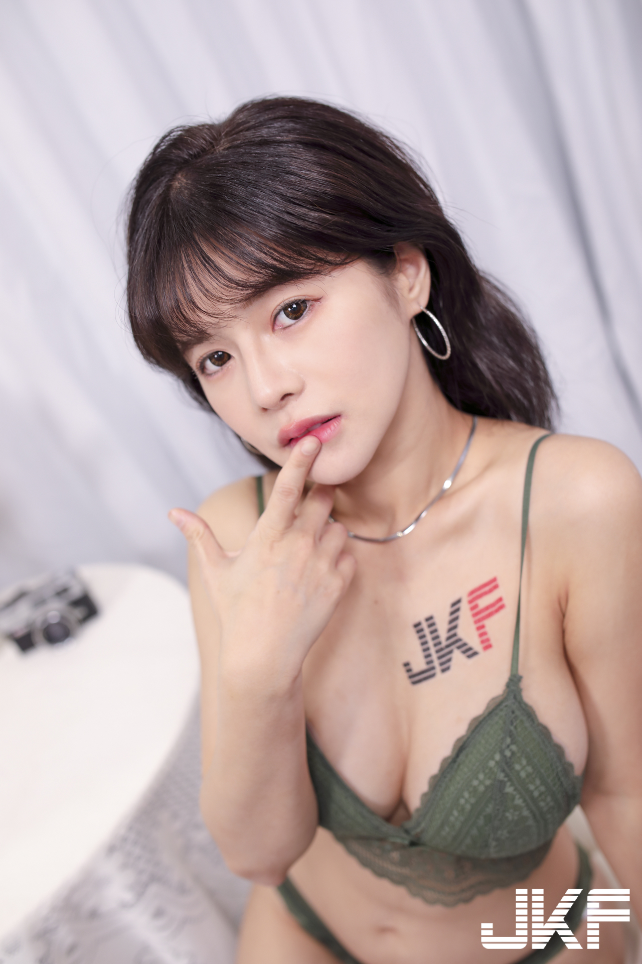 大尺度攝影派對！「火辣女郎」大方展現豐滿豪乳和翹臀，拍到就賺到