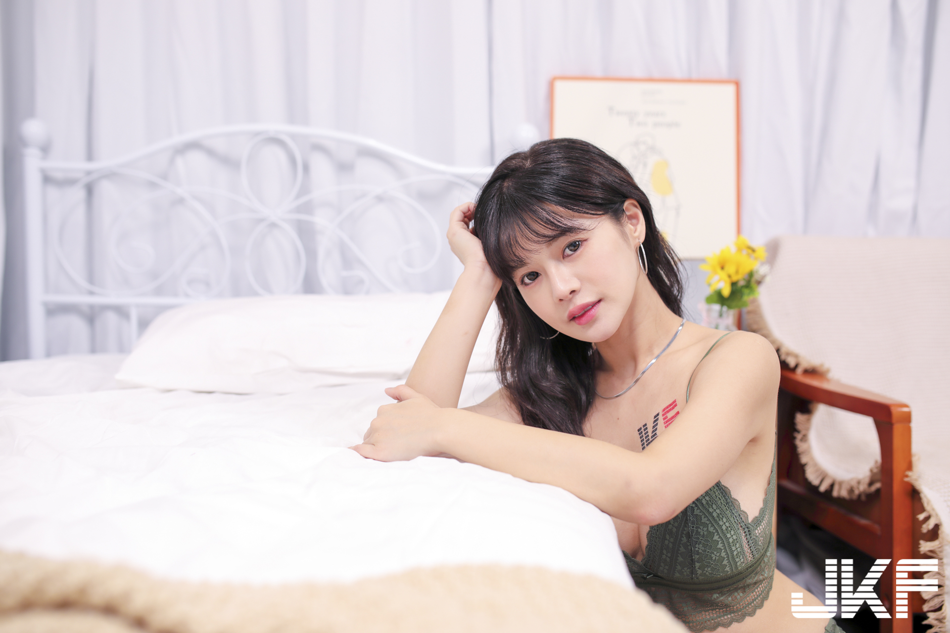 大尺度攝影派對！「火辣女郎」大方展現豐滿豪乳和翹臀，拍到就賺到