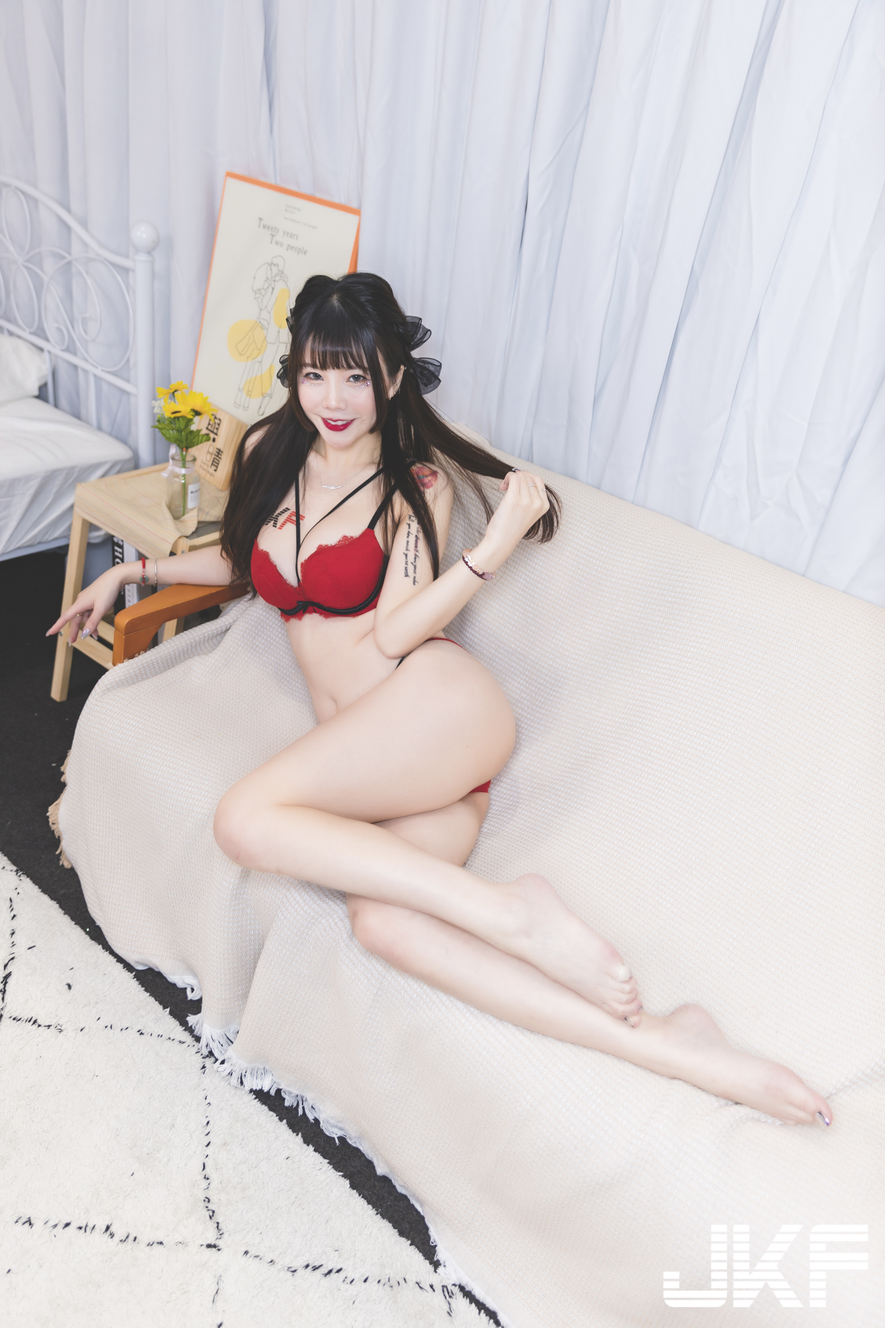 大尺度攝影派對！「火辣女郎」大方展現豐滿豪乳和翹臀，拍到就賺到