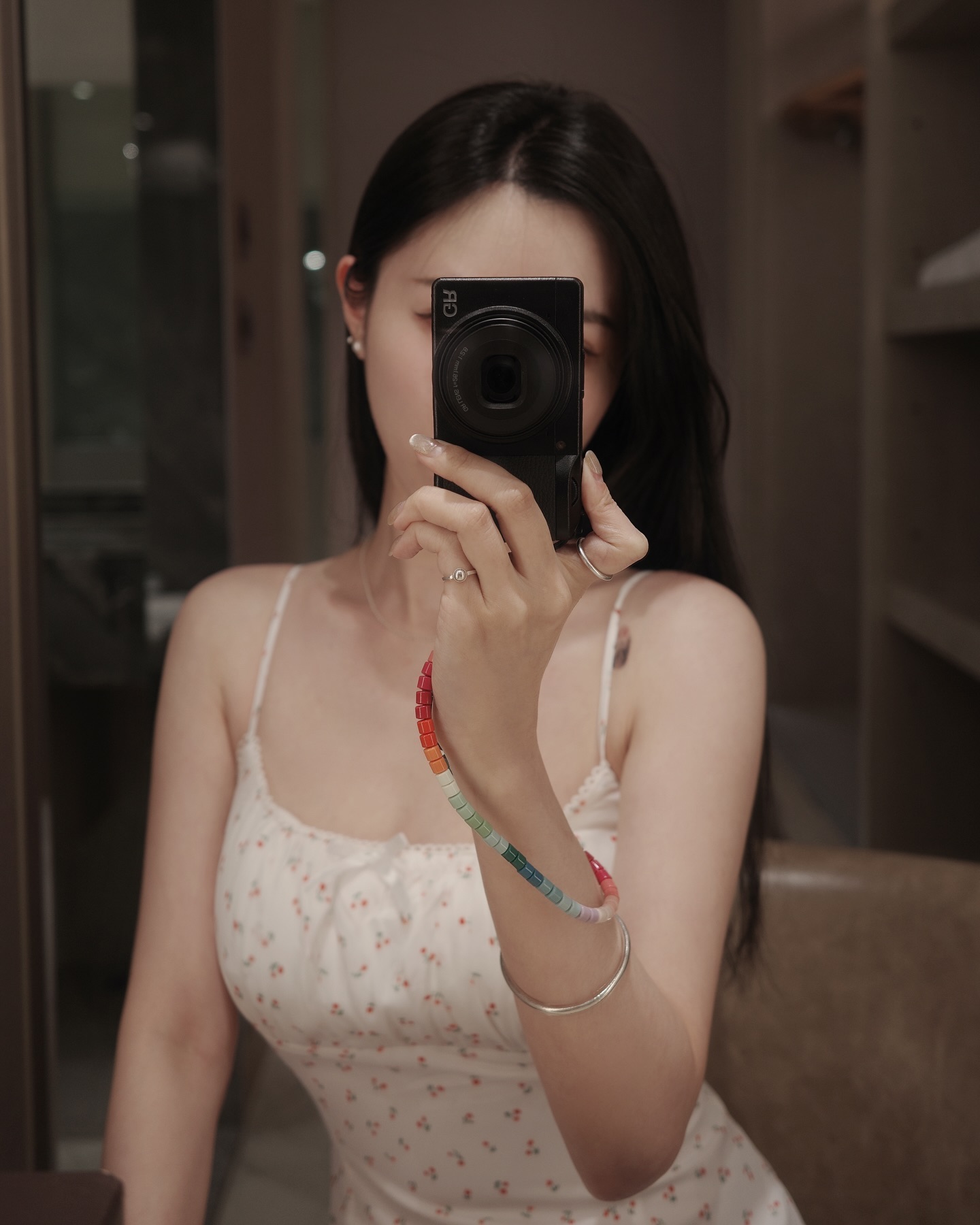 不愧是別人老婆！正妹人妻「超白皙」美乳長腿，辣妹穿搭有夠吸睛