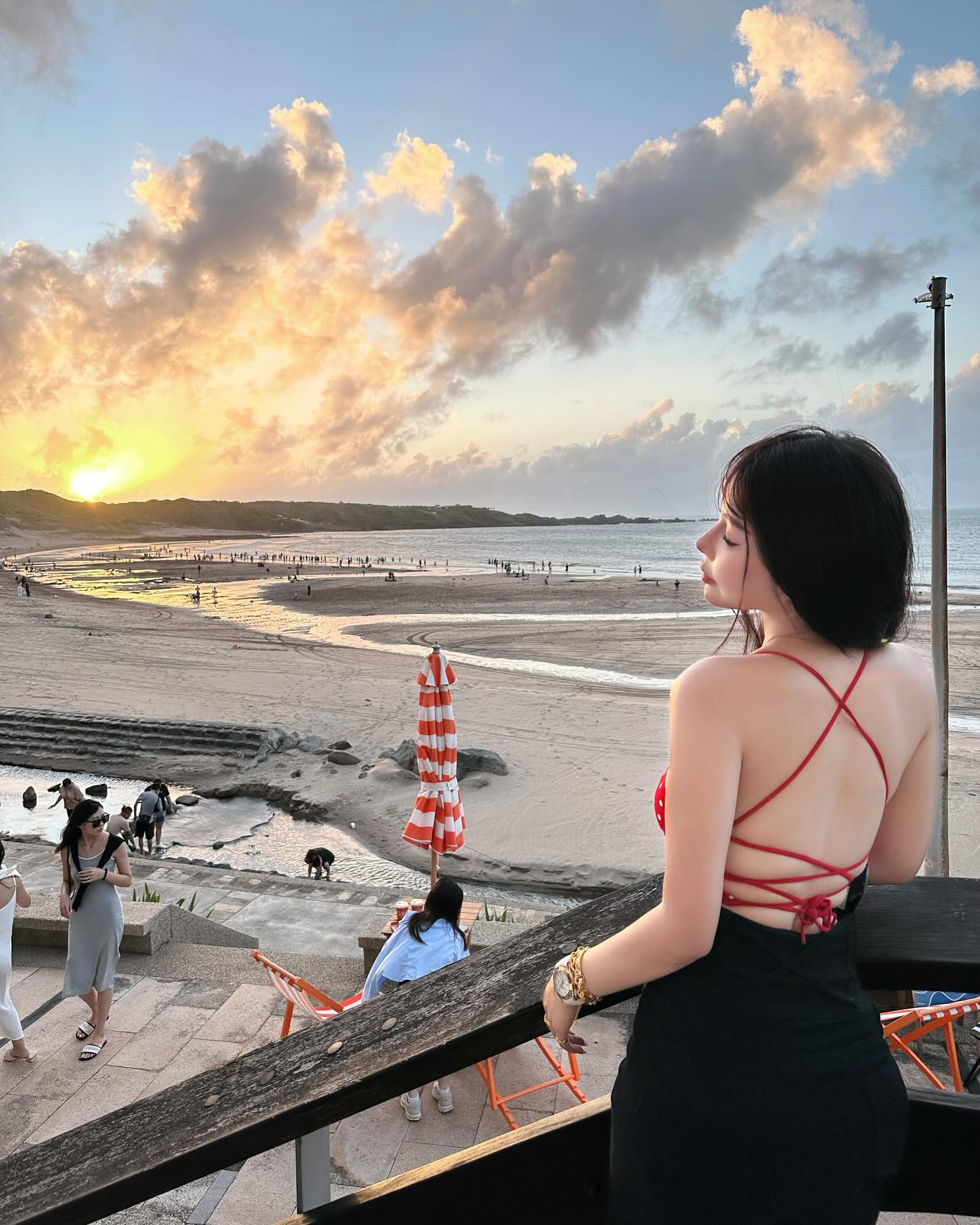 重機女神「艾妃」北海岸喝咖啡！露背小吊帶藏不住「雪白巨乳」