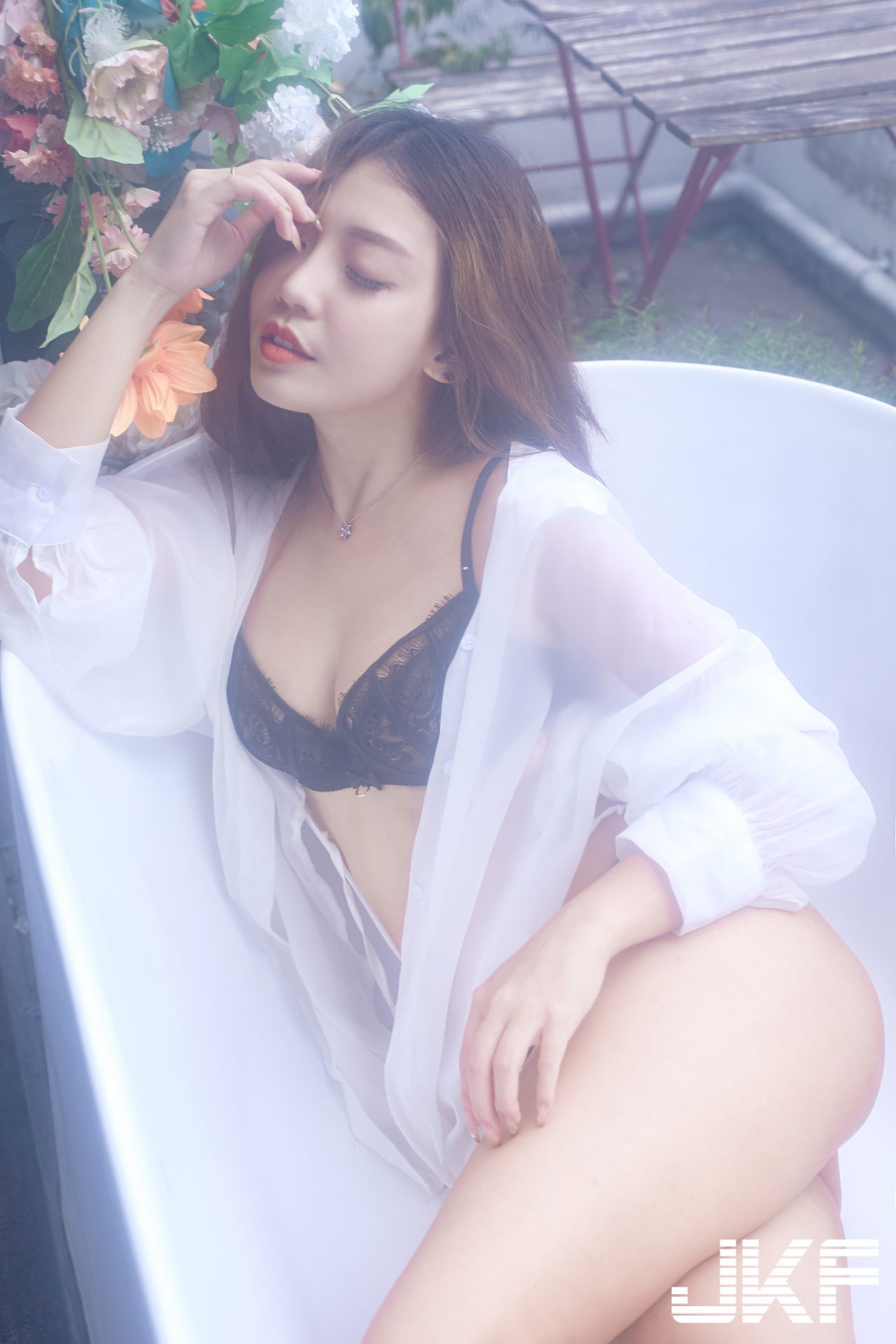 翹臀女王「朱禹潔」色氣黑蕾絲誘惑！小丁包不住「挺翹美臀」讓人心癢癢