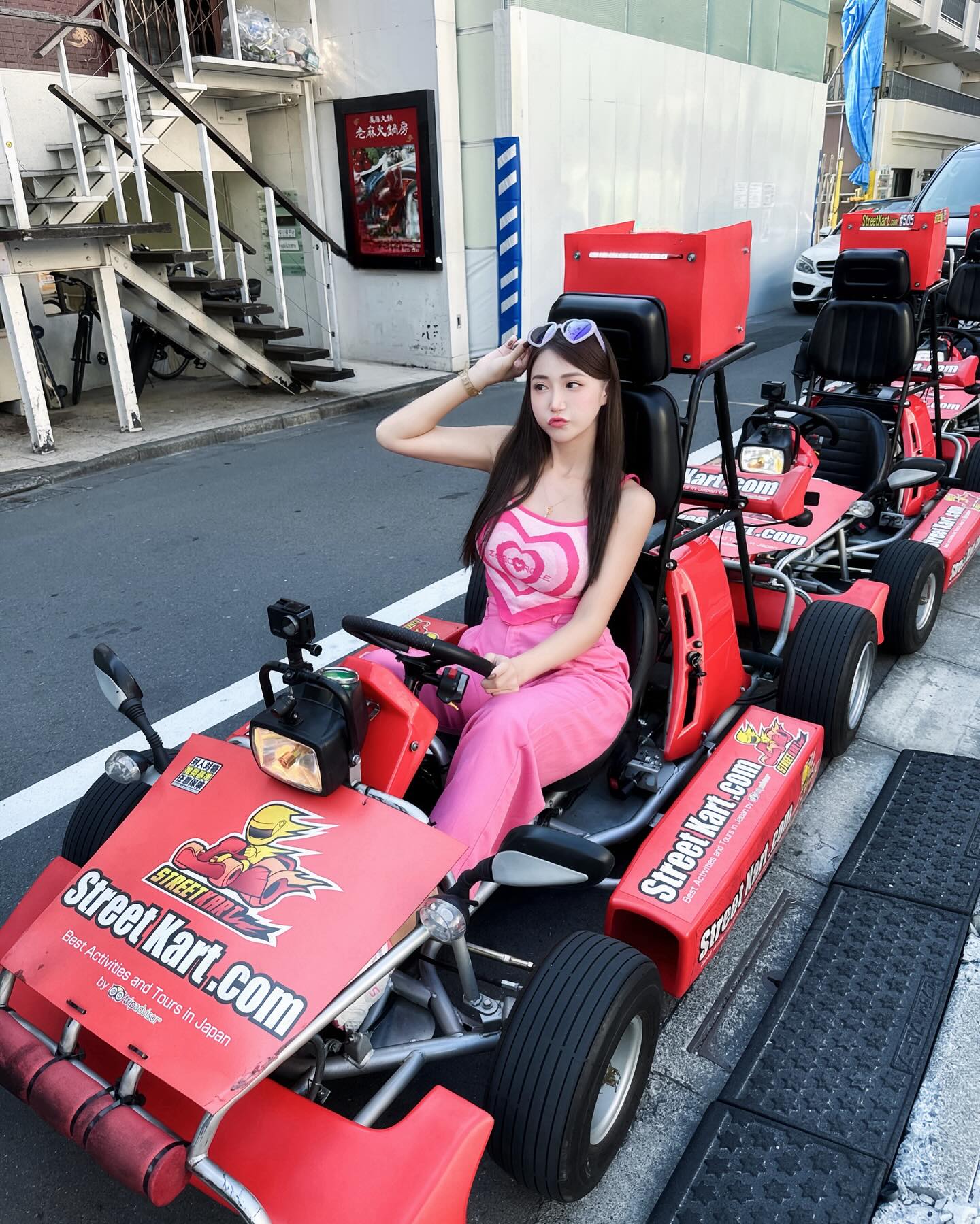 東京甩尾！火辣台灣妹「金娜娜」街頭開卡丁車，吸引路人駐足圍觀！