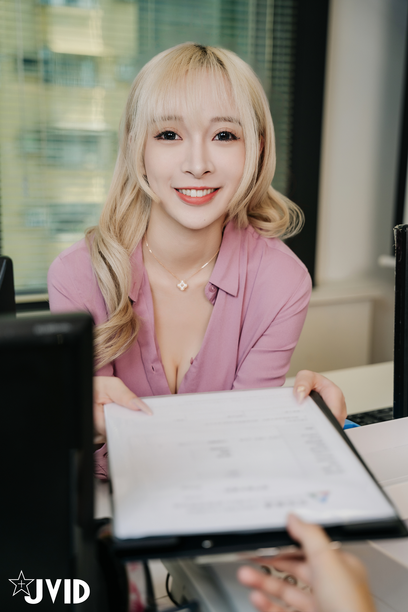 癡女 社員 加班 情慾 本性 暴露 辦公室 激情 爆發