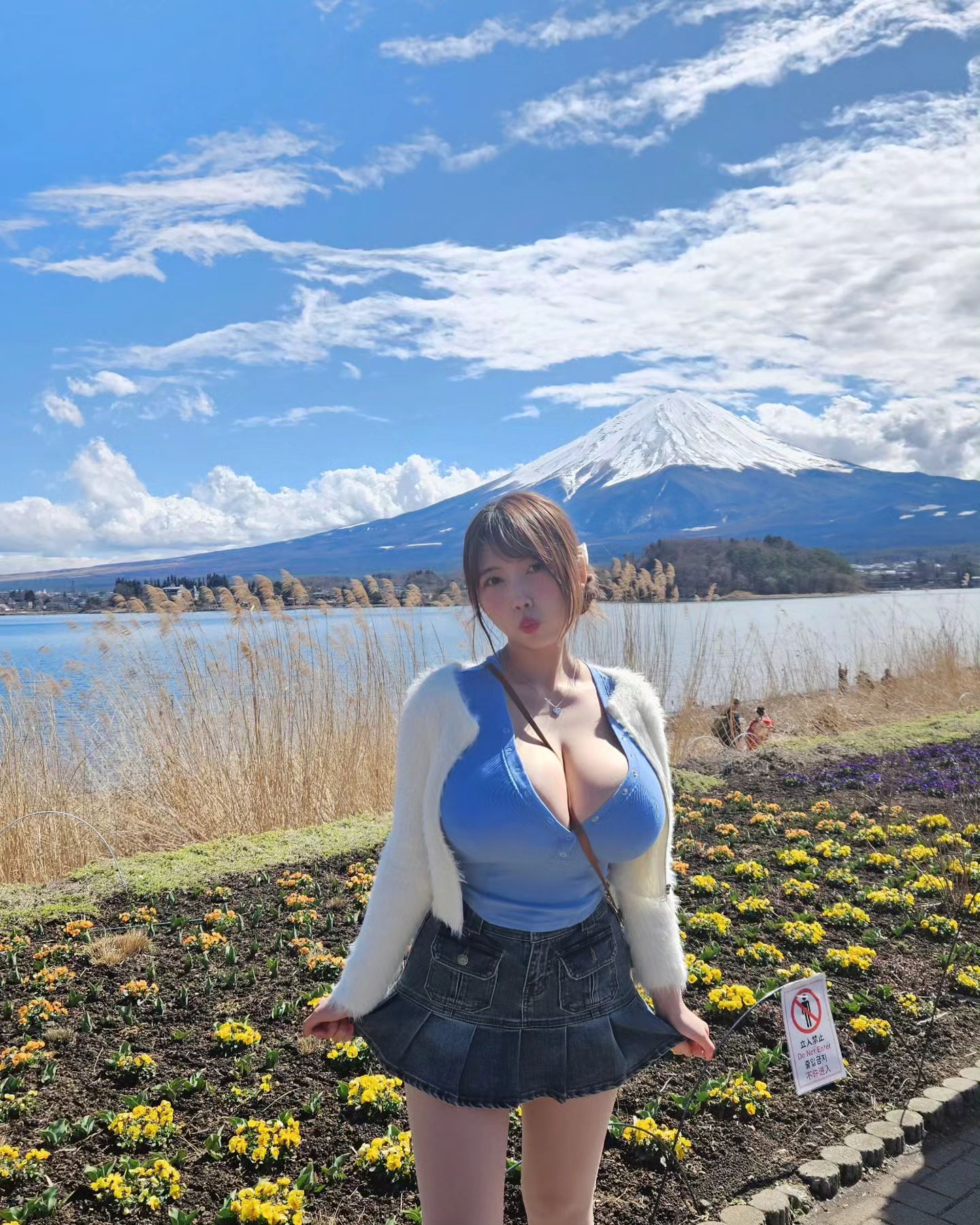 側背包揹帶消失術！「童顏巨乳正妹」富士山打卡，畫面裡卻驚見三座大山！
