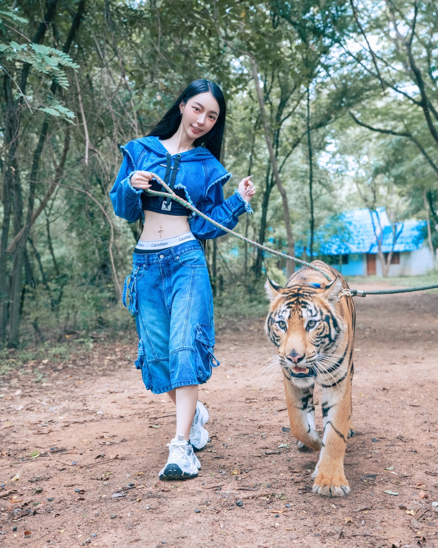 霸氣正妹「飄哥」泰國猛露水蛇腰，「群獸服侍」氣勢爆炸！