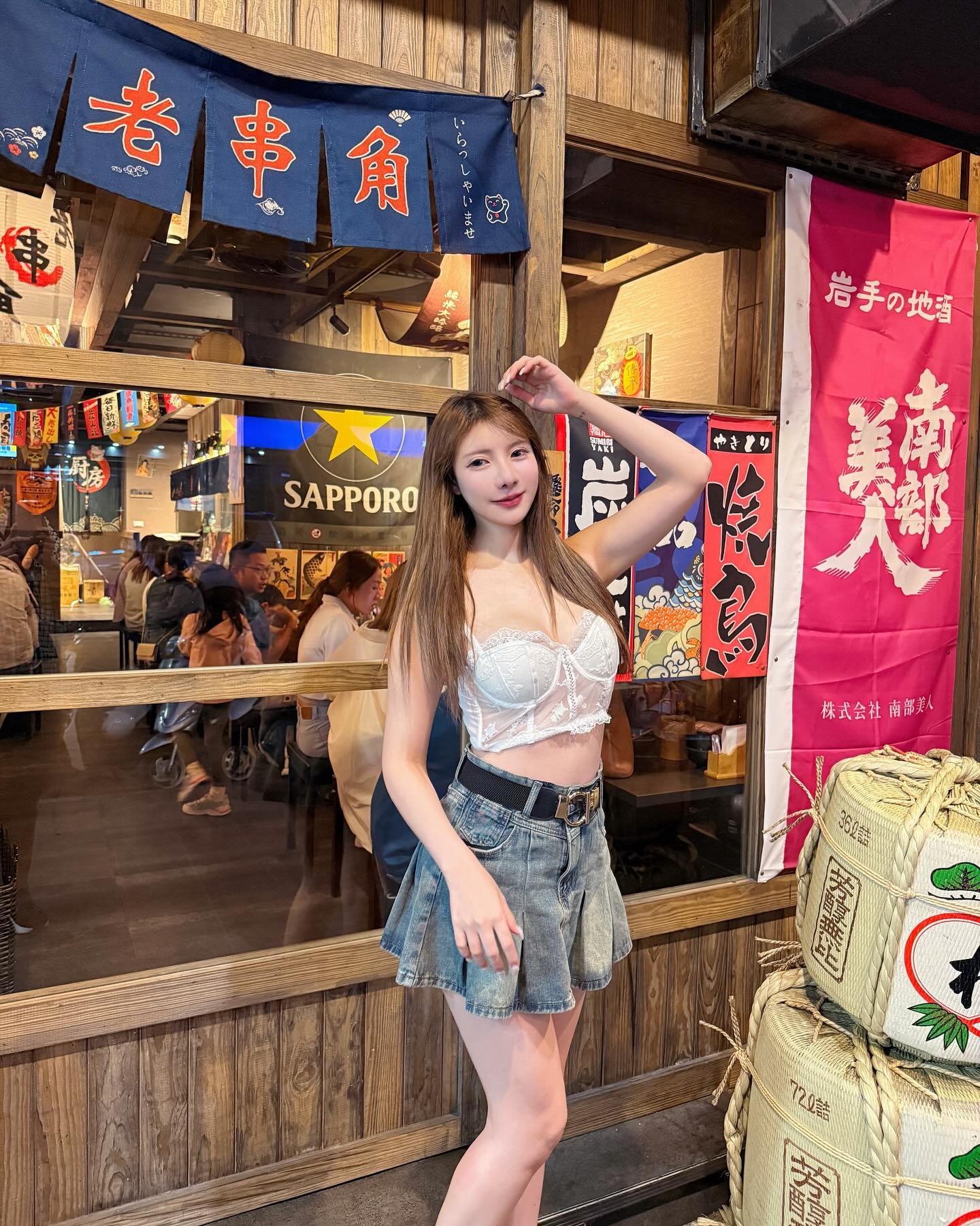 居酒屋驚見火辣正妹「丁丁」，「馬甲爆乳」店內通通不喝先醉！