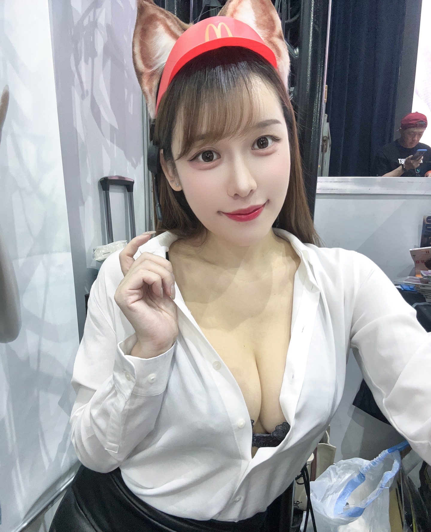 套餐的薯條要加大嗎？麥當勞爆乳店員彎腰爆乳點餐超惹火