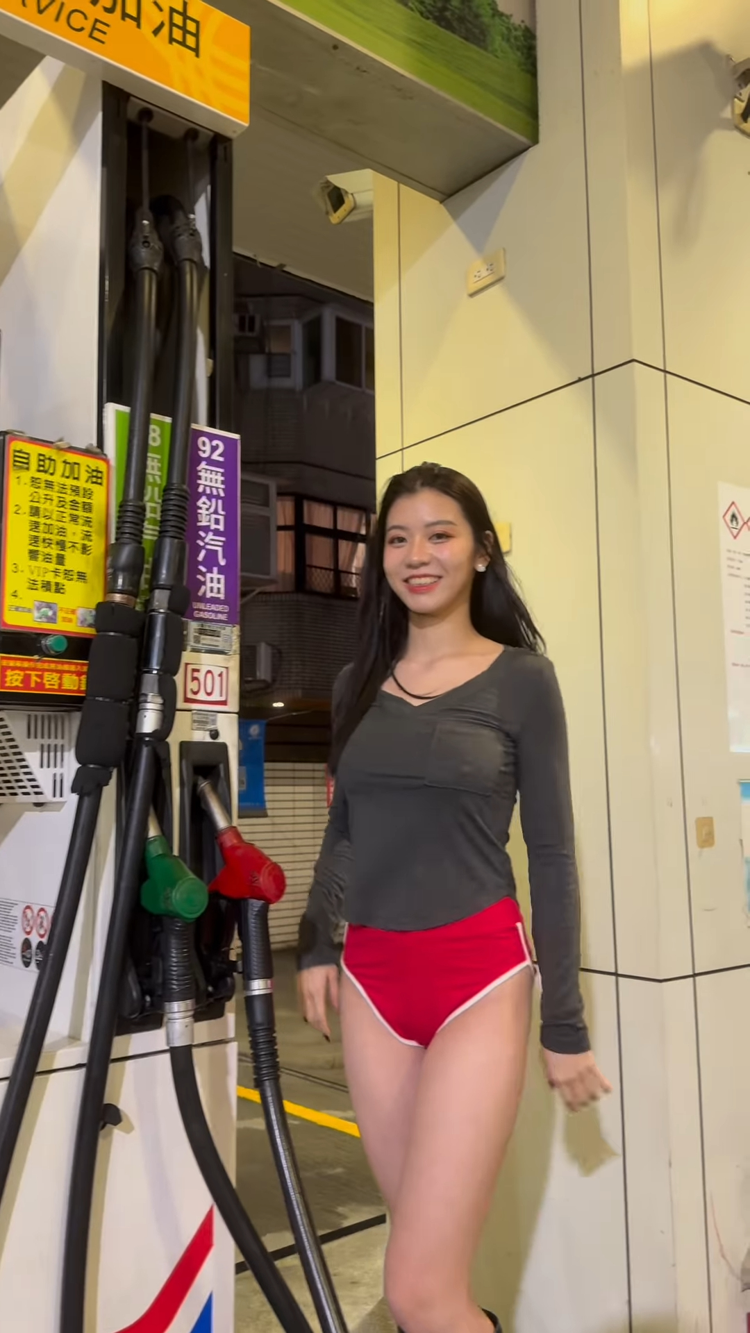 加油站小姐姐「卡洛琳」長腿舉油槍，「翹挺屁股蛋」無火自燃！