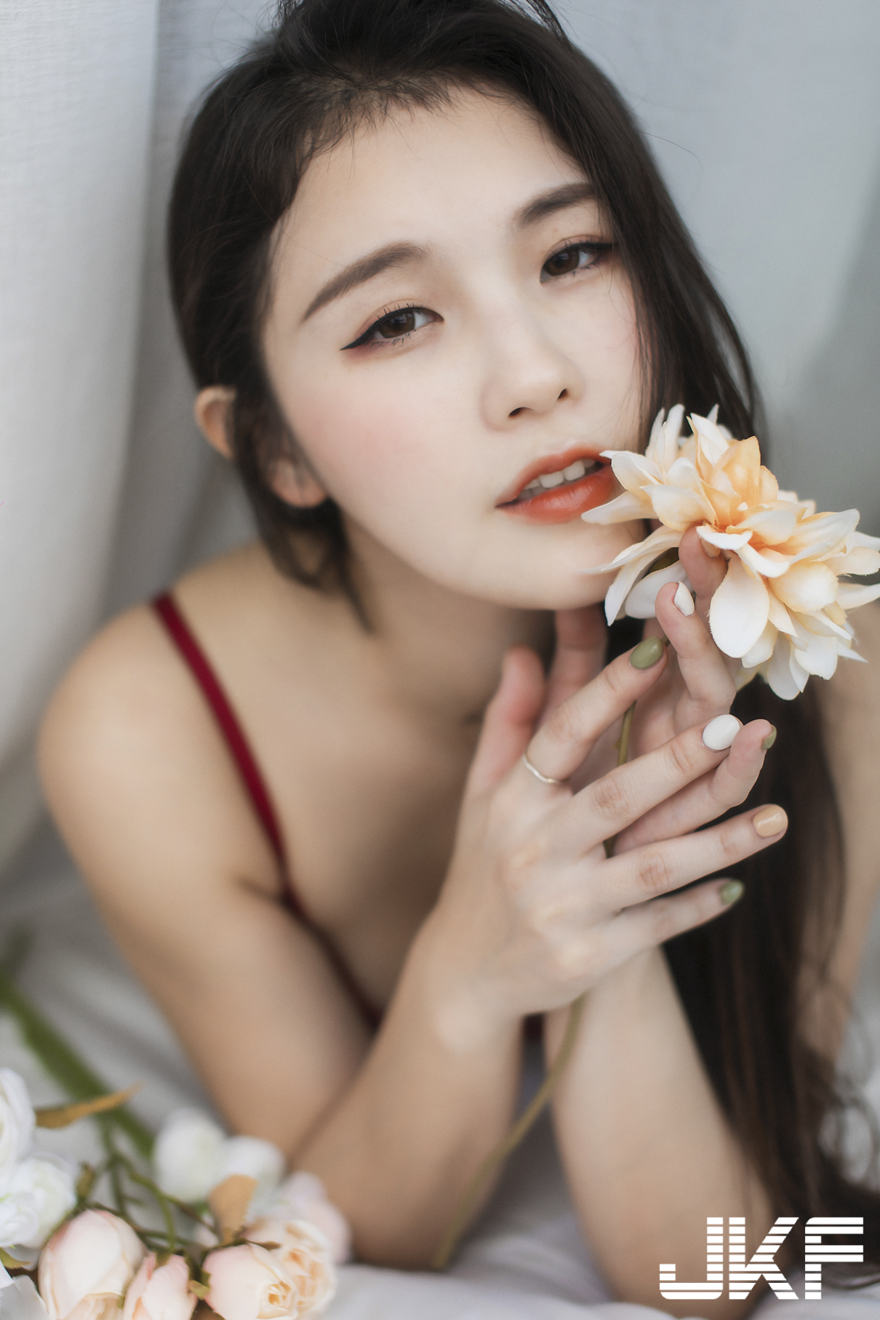 迷人甜心「花巧娟」紅色內衣誘惑，「透視的火辣小褲」太勾人！