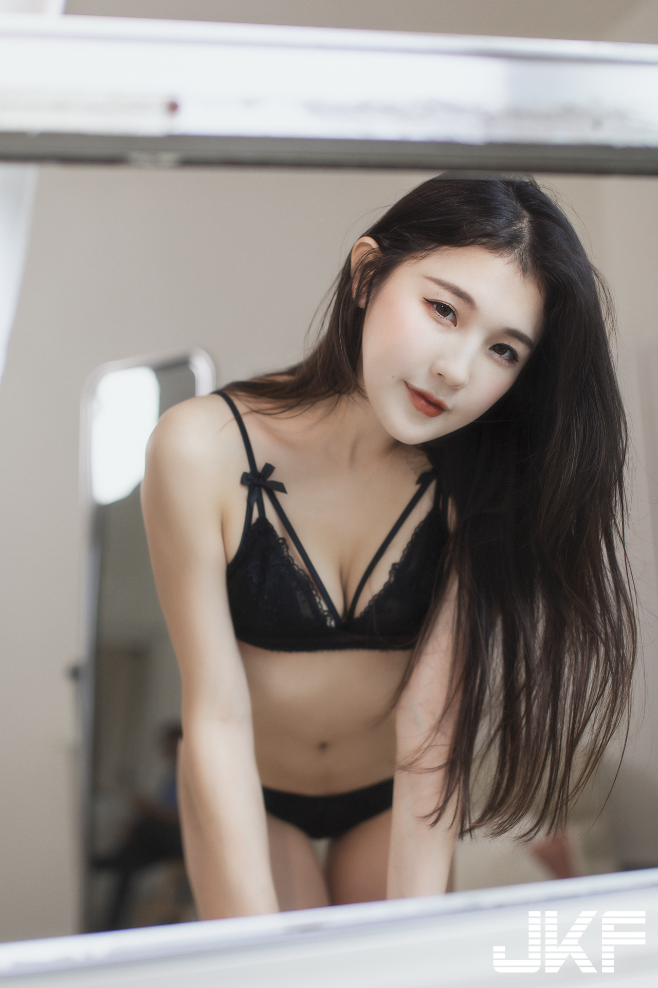 氣質小秘書「花巧娟」下班好誘惑！性感內衣配高跟鞋展現美妙身段