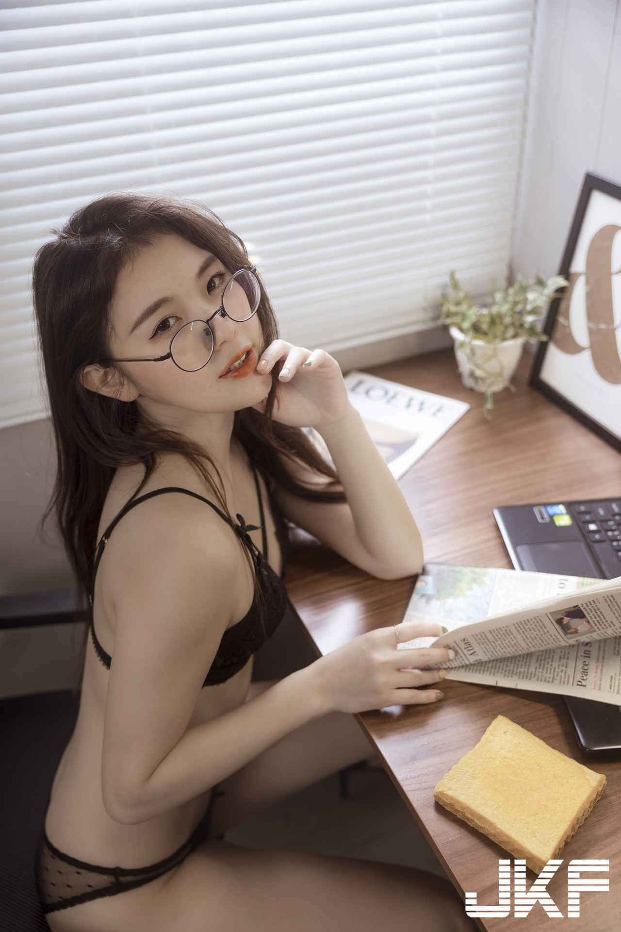 氣質小秘書「花巧娟」下班好誘惑！性感內衣配高跟鞋展現美妙身段