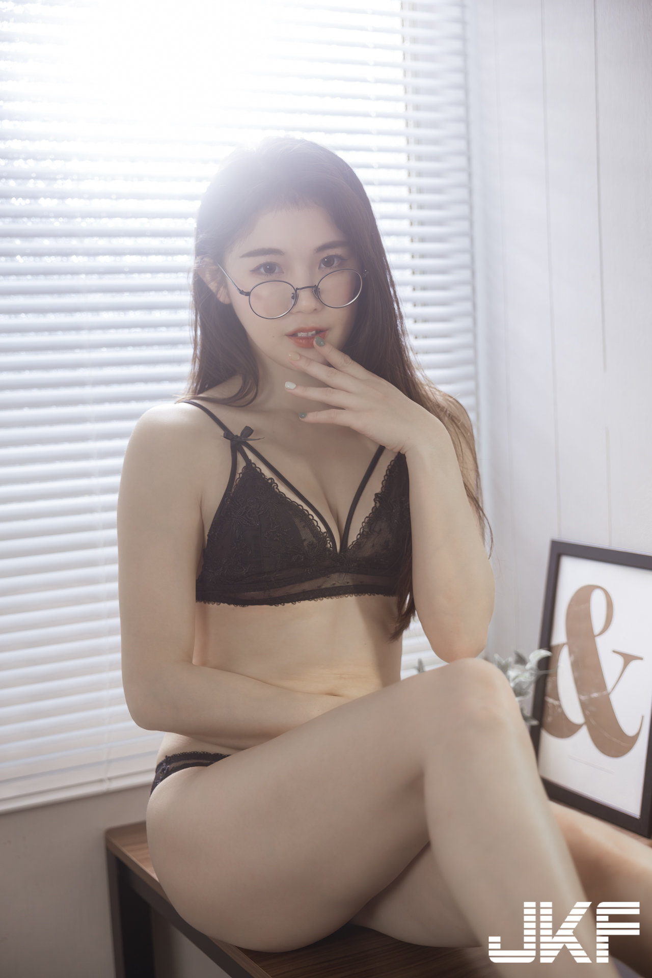 氣質小秘書「花巧娟」下班好誘惑！性感內衣配高跟鞋展現美妙身段