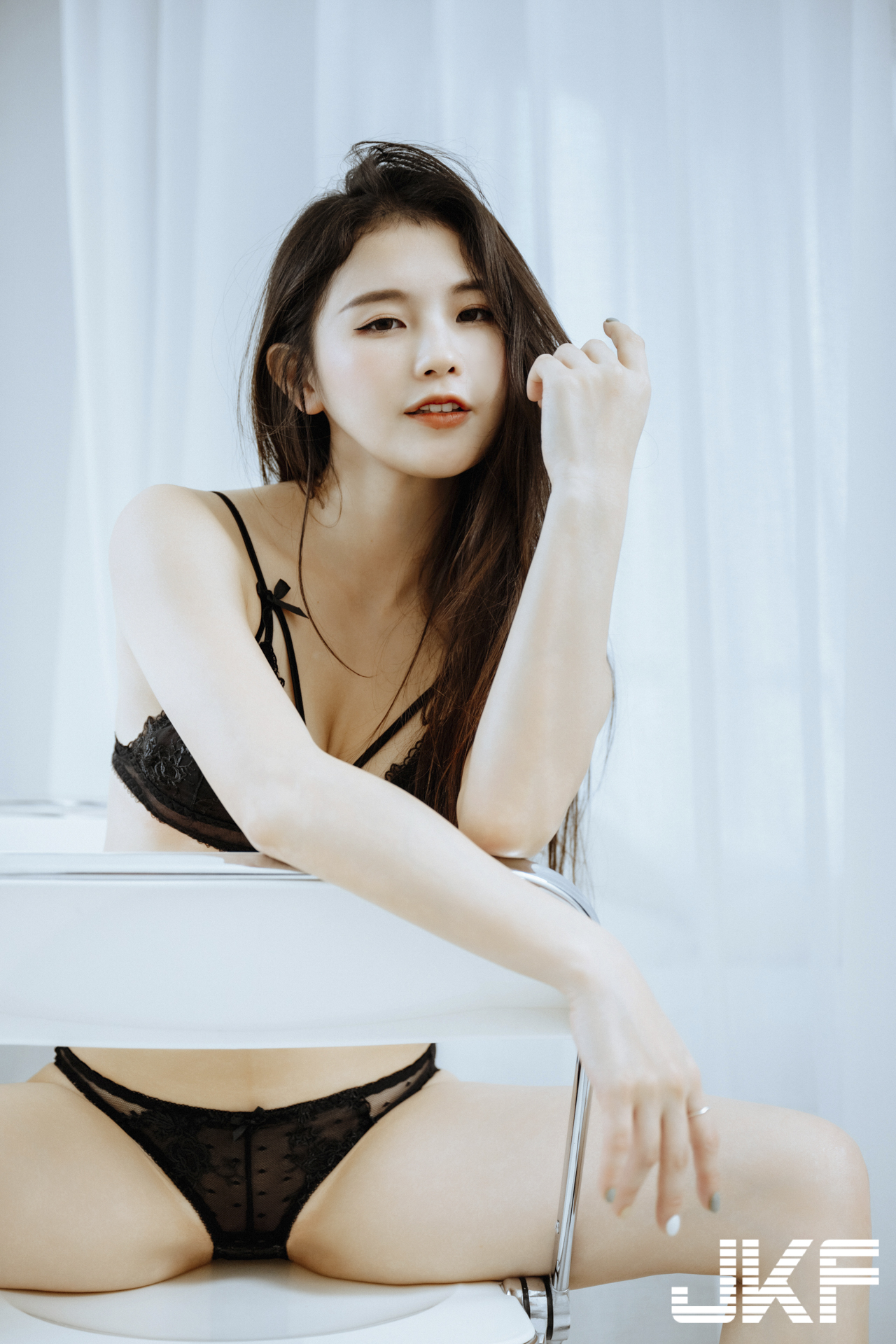 氣質小秘書「花巧娟」下班好誘惑！性感內衣配高跟鞋展現美妙身段