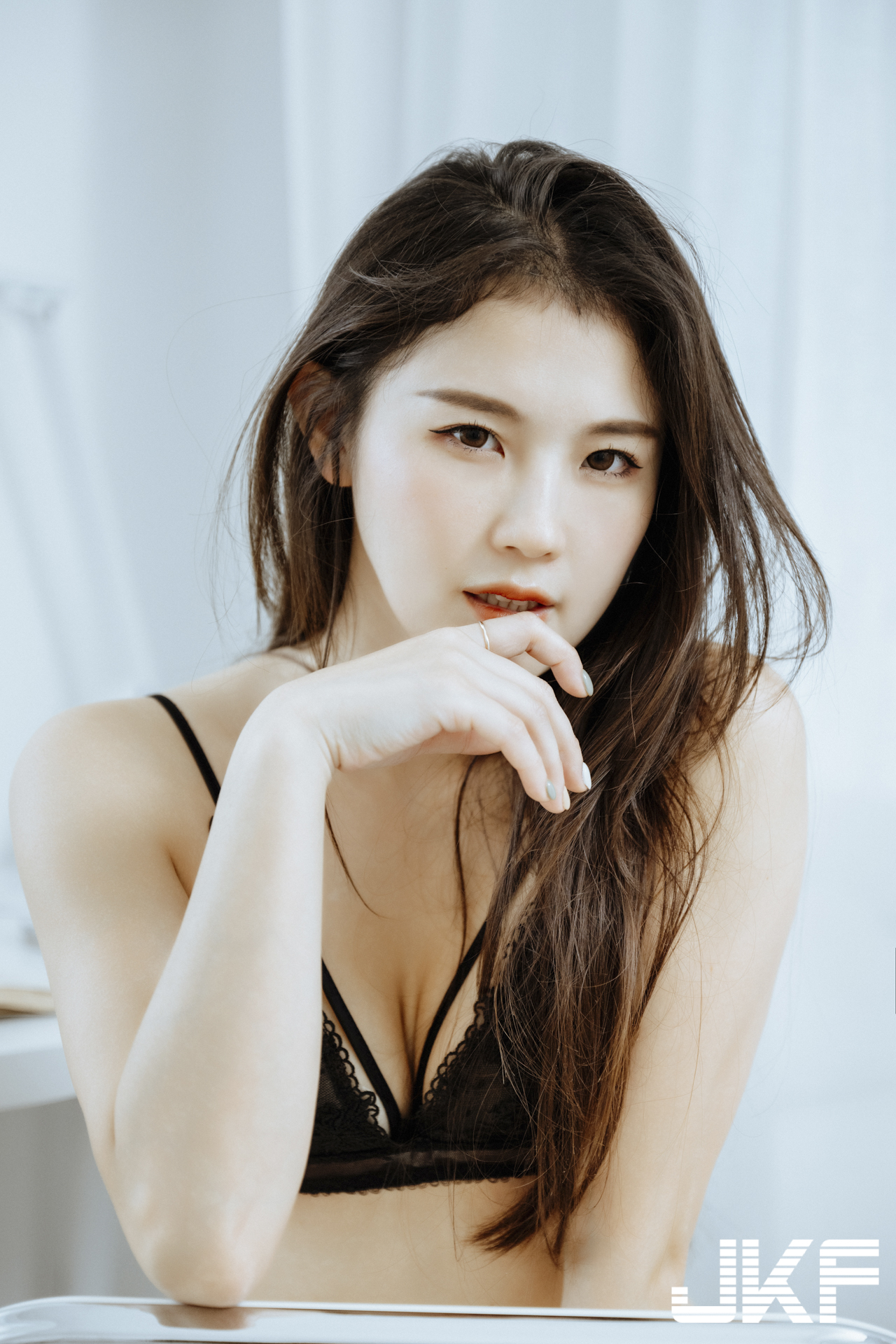 氣質小秘書「花巧娟」下班好誘惑！性感內衣配高跟鞋展現美妙身段