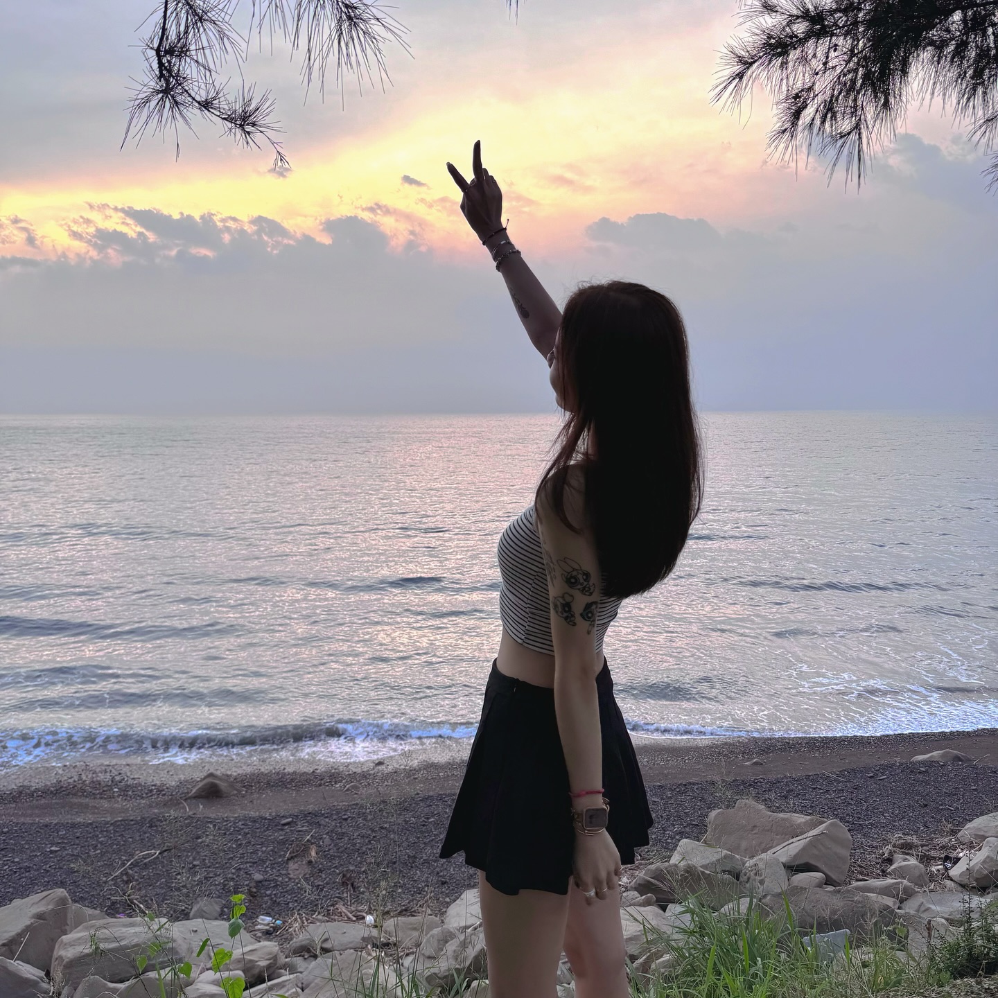 高挑正妹「宜萱兒」現身屏鵝沿海線，「極美細腰」粉絲驚：水蛇出沒！
